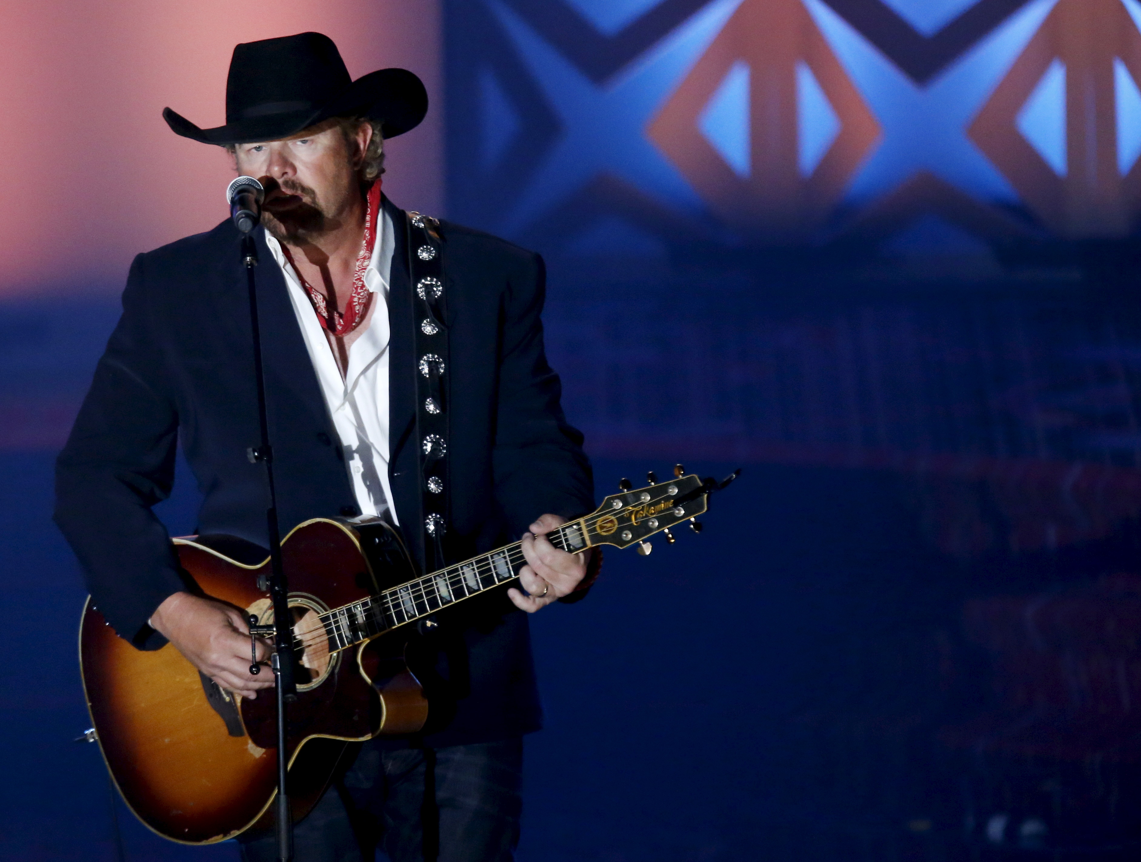 Toby Keith returns to concert stage after stomach cancer diagnosis
