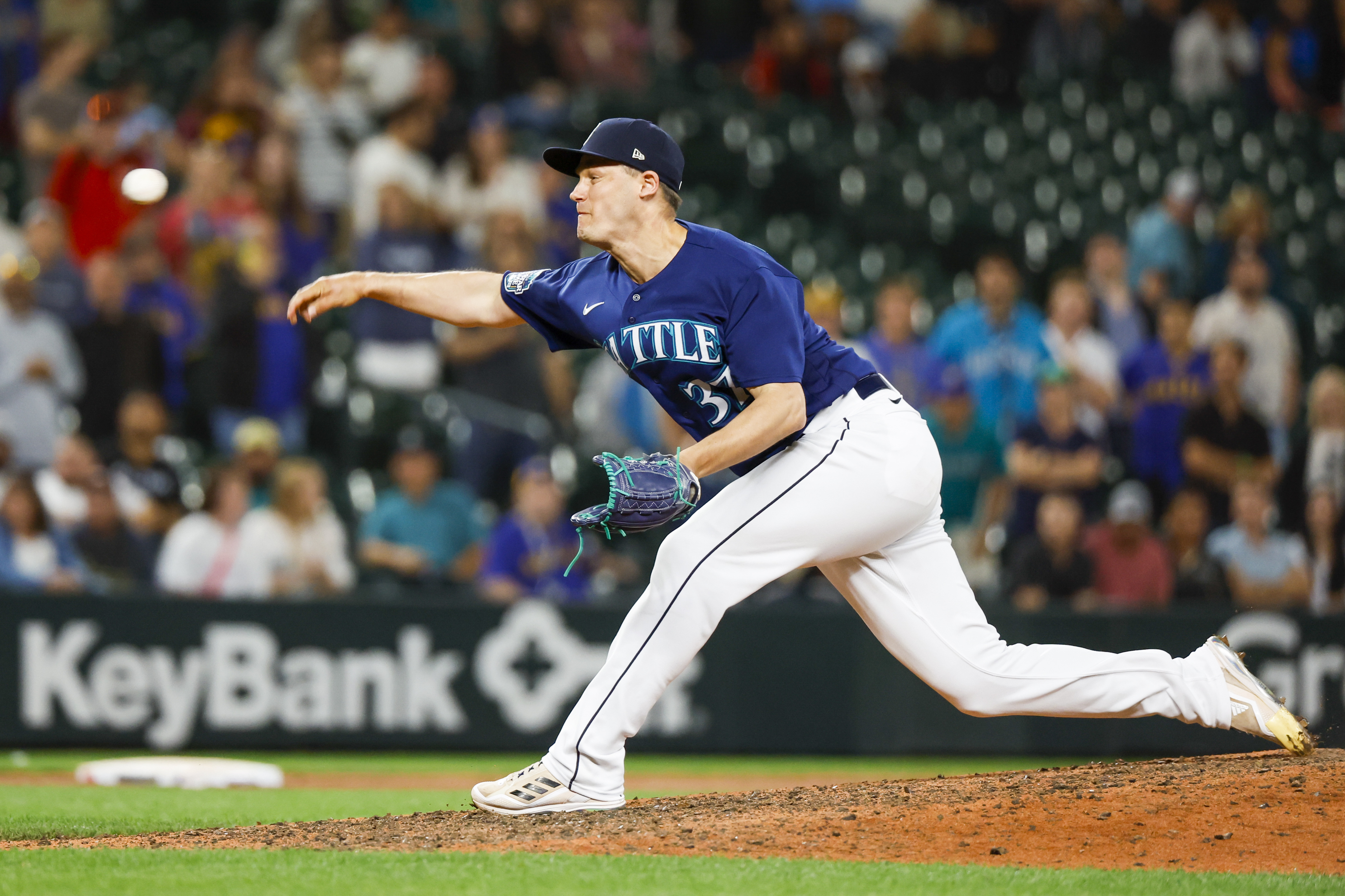 Mariners hold on to capture opener vs. Twins