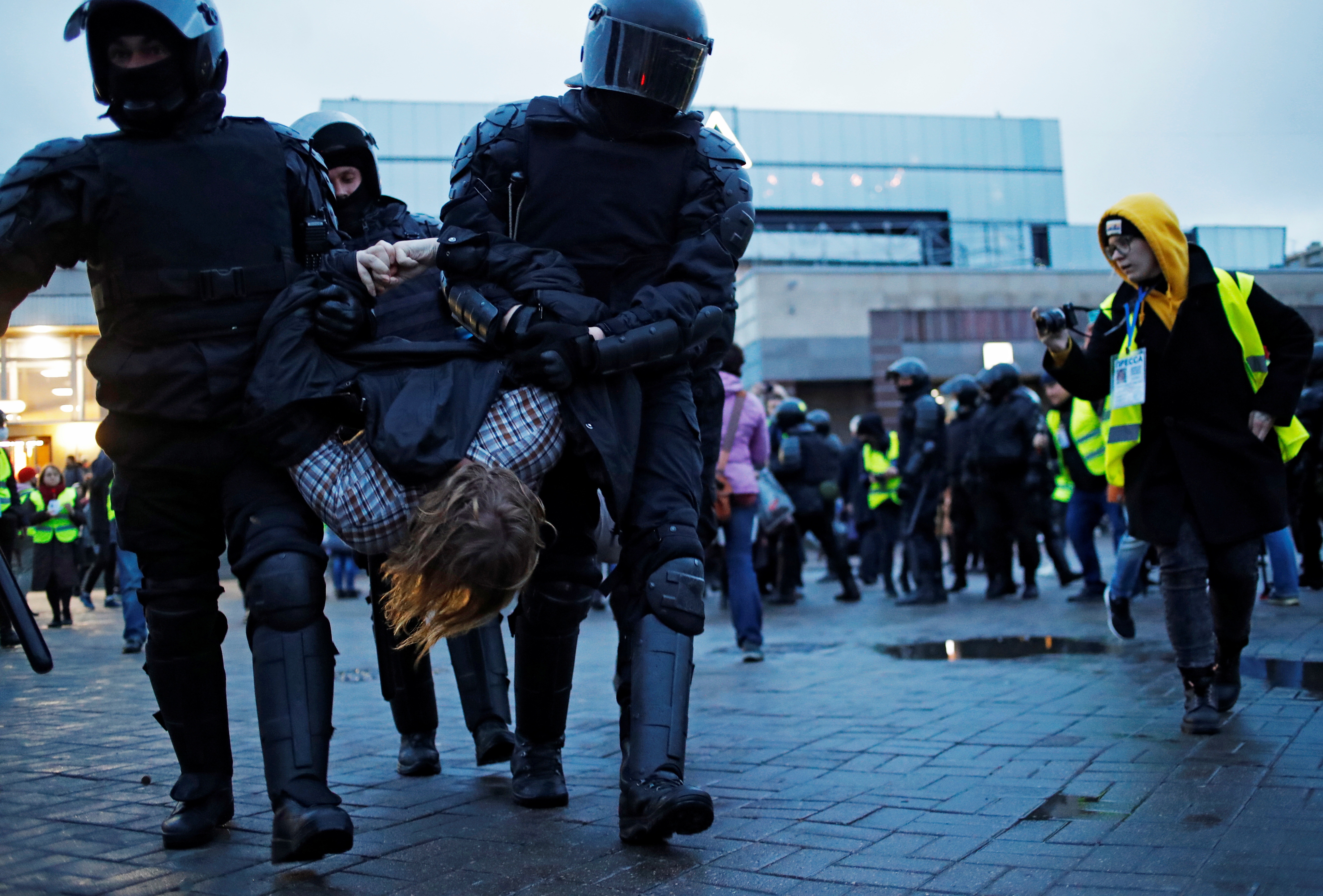 Un manifestant este luat de ofițerii de aplicare a legii în timpul unui miting în sprijinul politicianului rus de opoziție închis Alexei Navalny la Saint Petersburg, Rusia, 21 aprilie 2021. REUTERS / Anton Vaganov