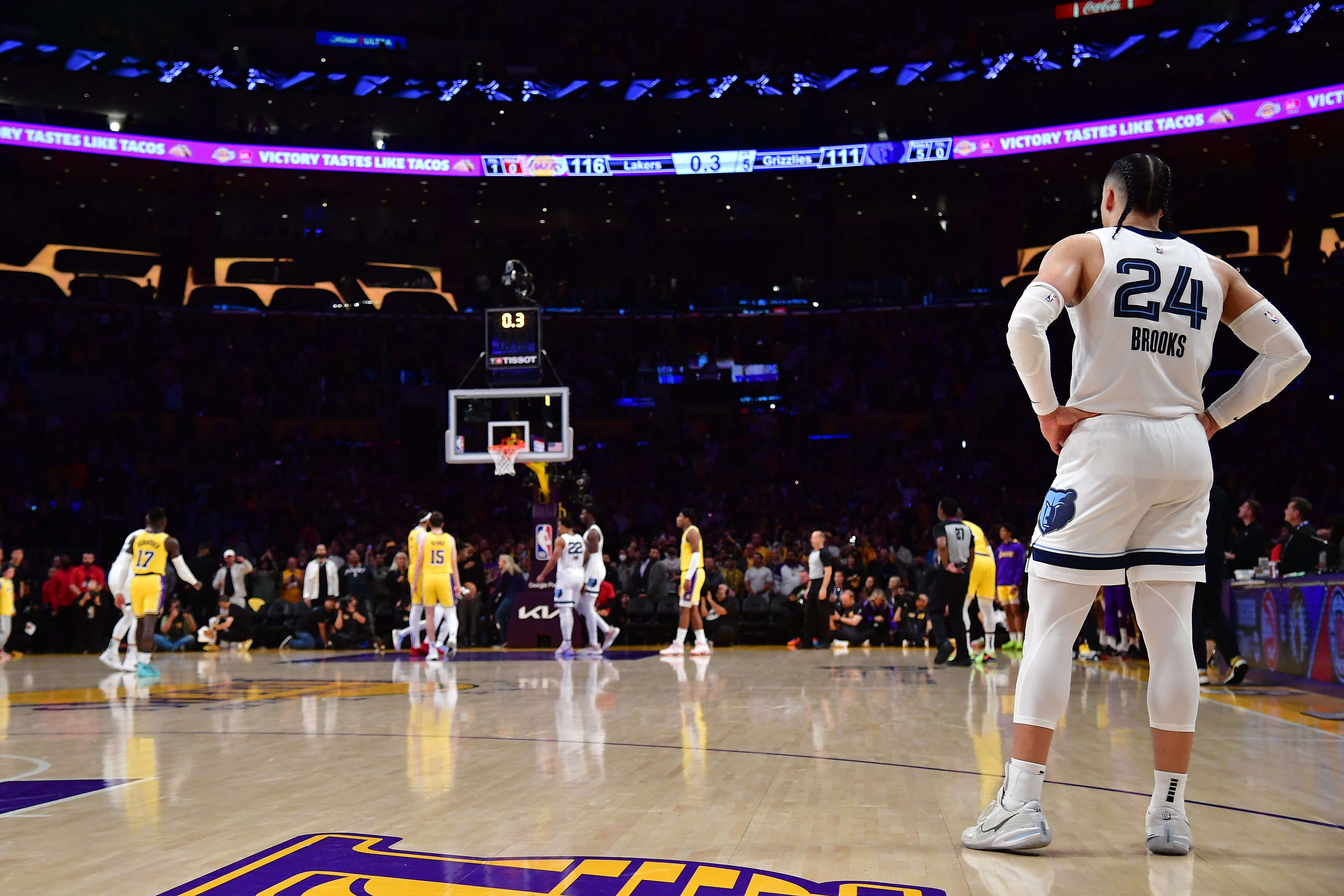 LeBron James decide, Lakers bate Grizzlies na prorrogação e fica a