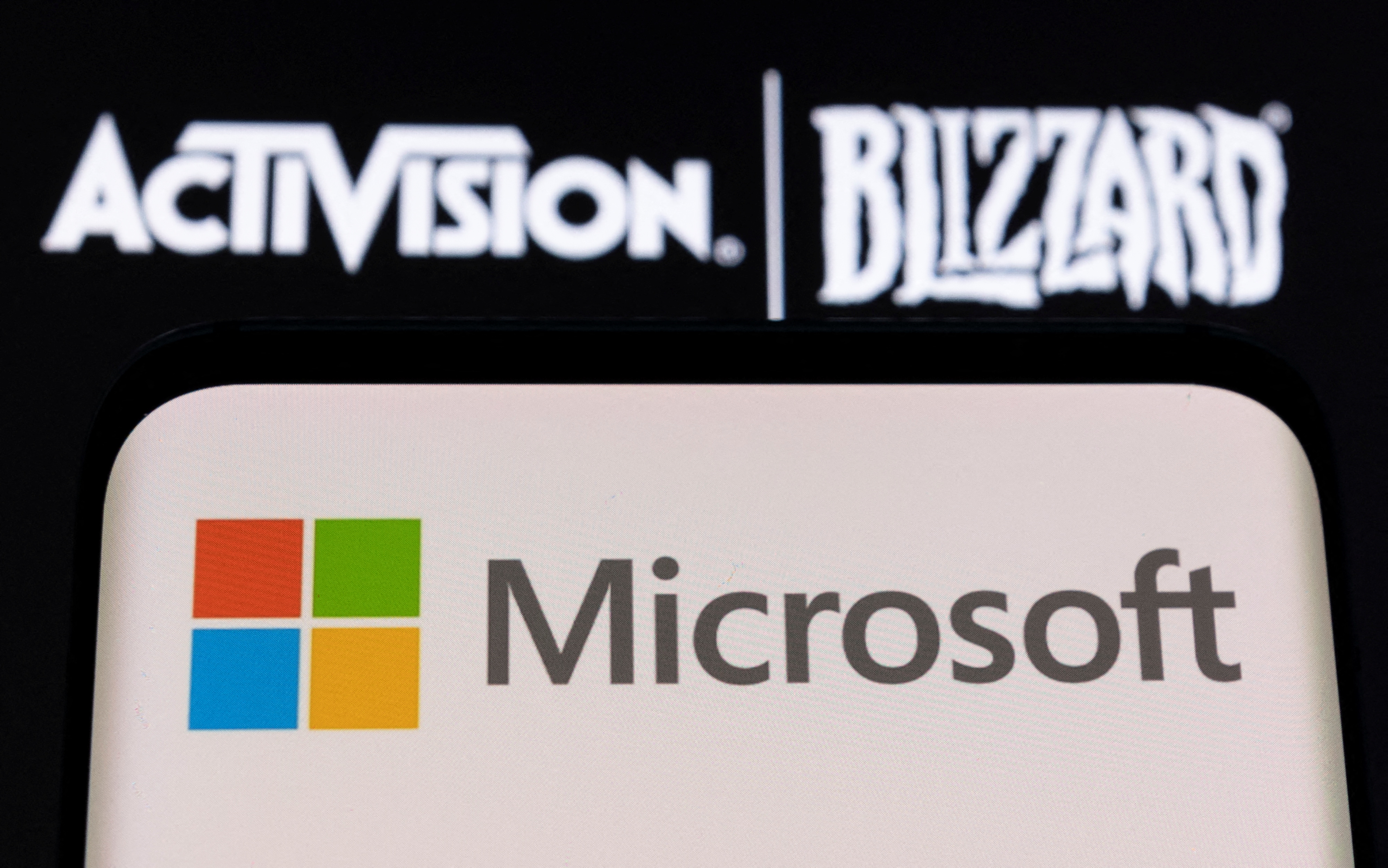 Ilustração dos logotipos da Microsoft e da Activision Blizzard