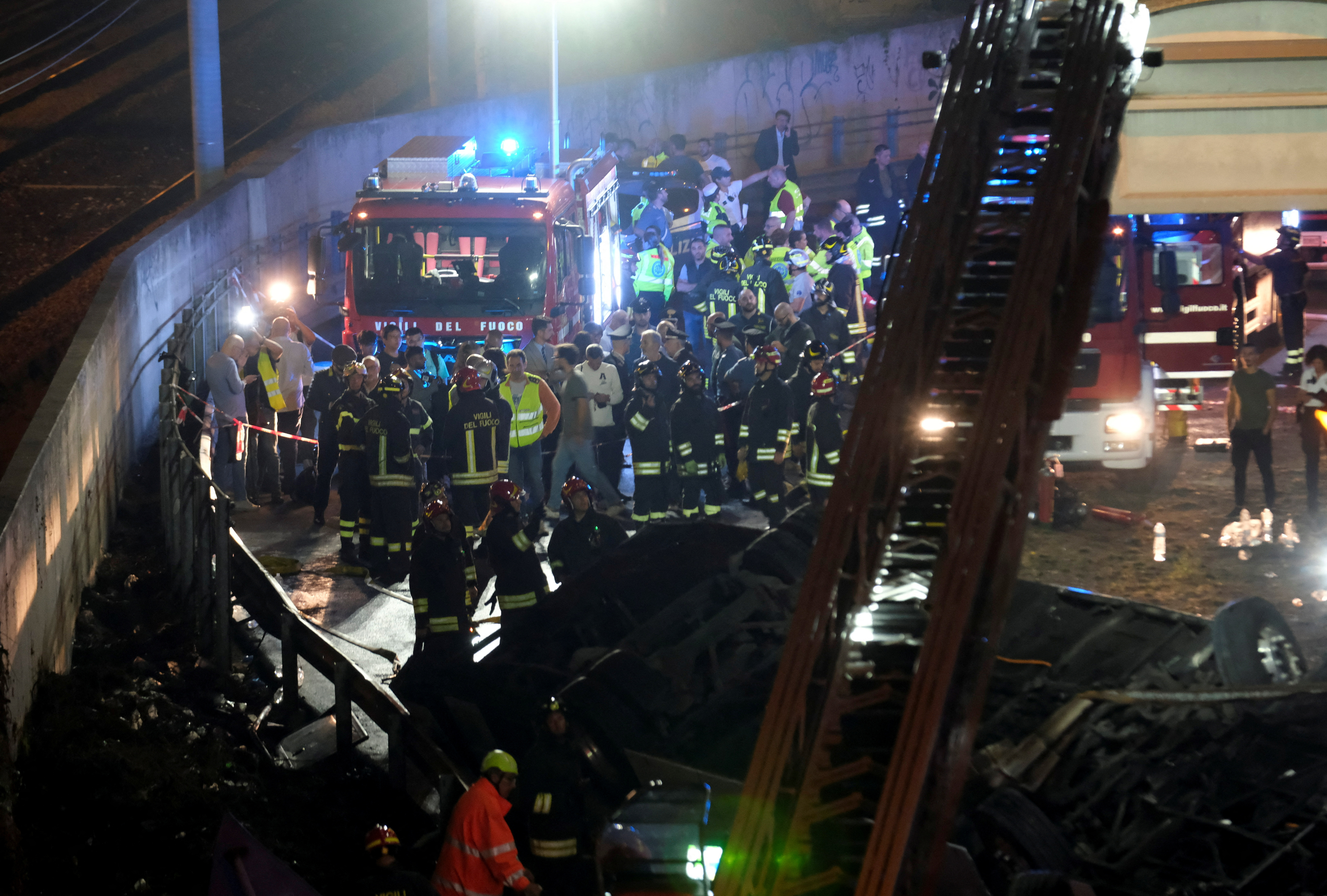 Itali Bus Sex - At least 21 dead after Italian bus carrying tourists falls from Venice  overpass | Reuters