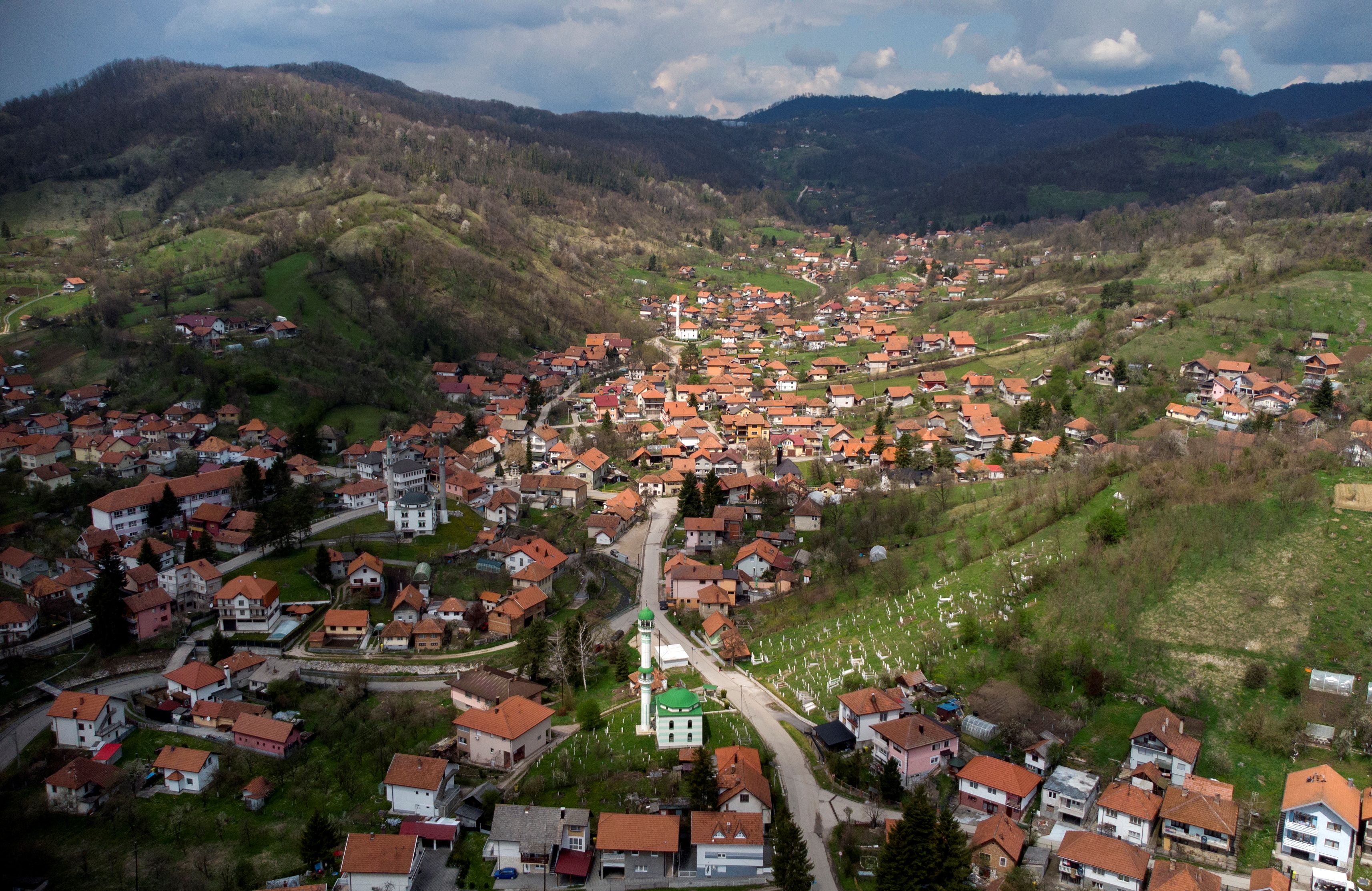 Bosnian town suburbs turn to composting to combat soil pollution