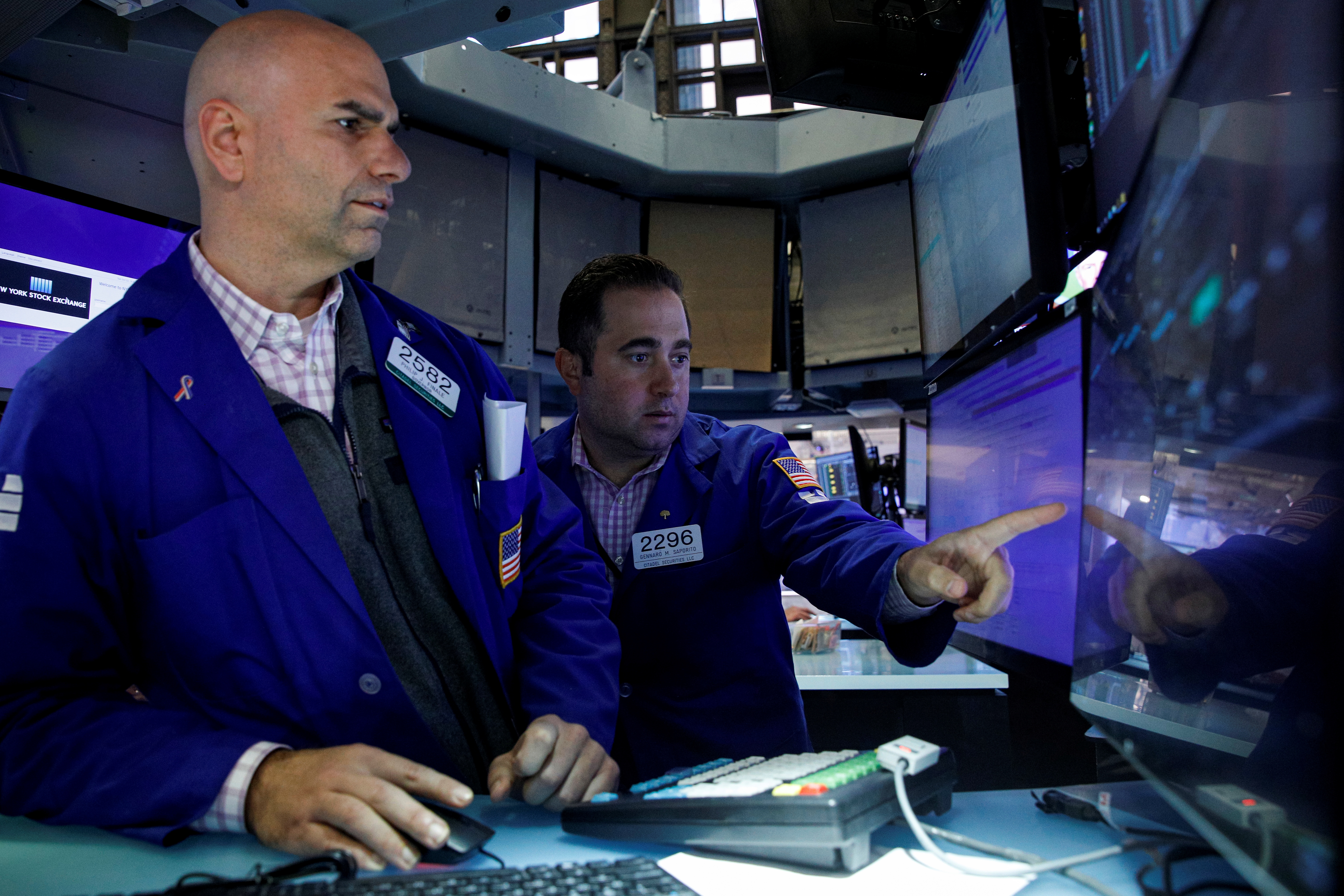 Traders work on the floor of the New York Stock Exchange (NYSE) in New York City, U.S., October 12, 2021.  REUTERS/Brendan McDermid