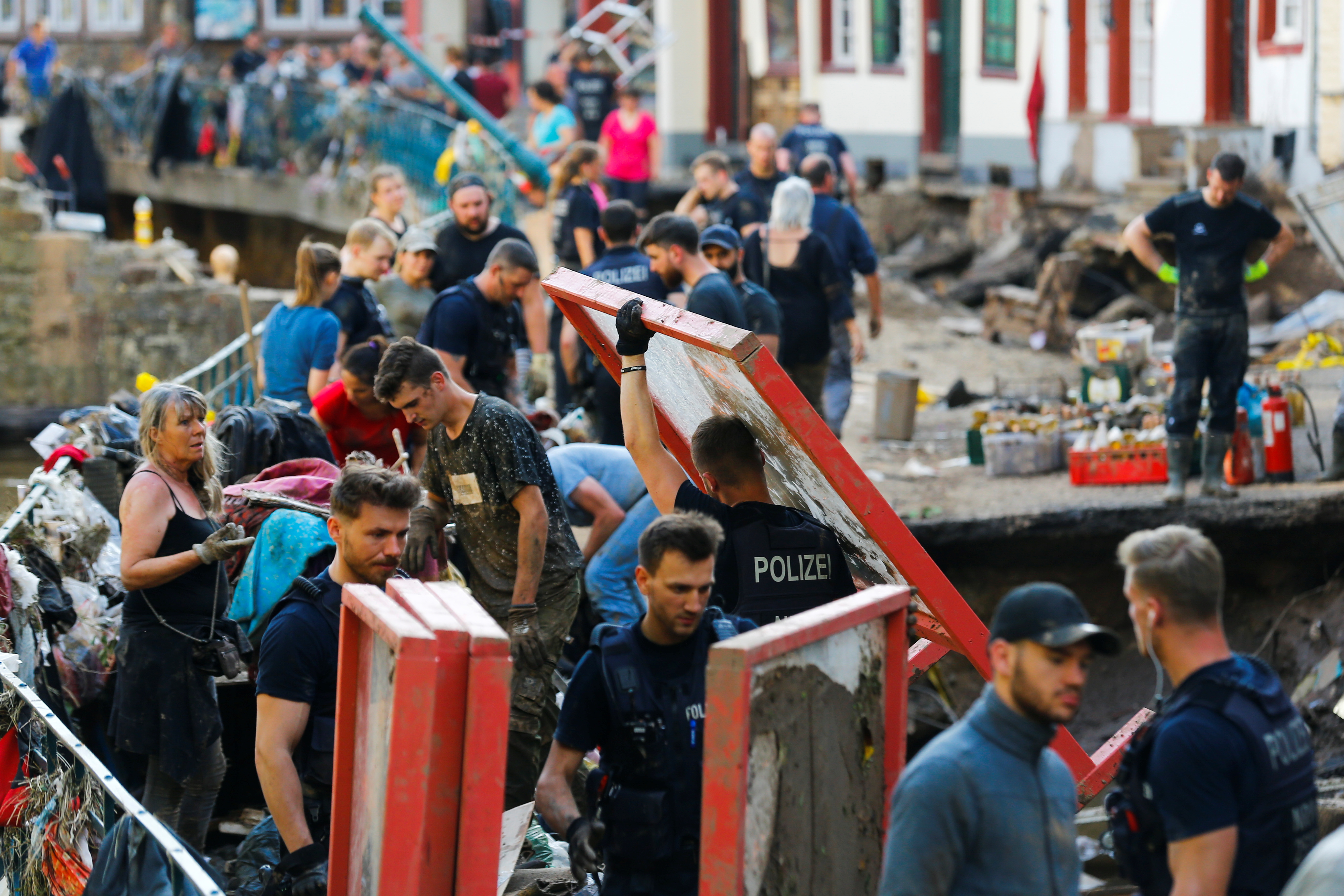 Police officers and volunteers clean up rubble in an area affected by flooding caused by heavy rains in Bad Muenstereifel, Germany, July 18, 2021. REUTERS / Thilo Schmuelgen