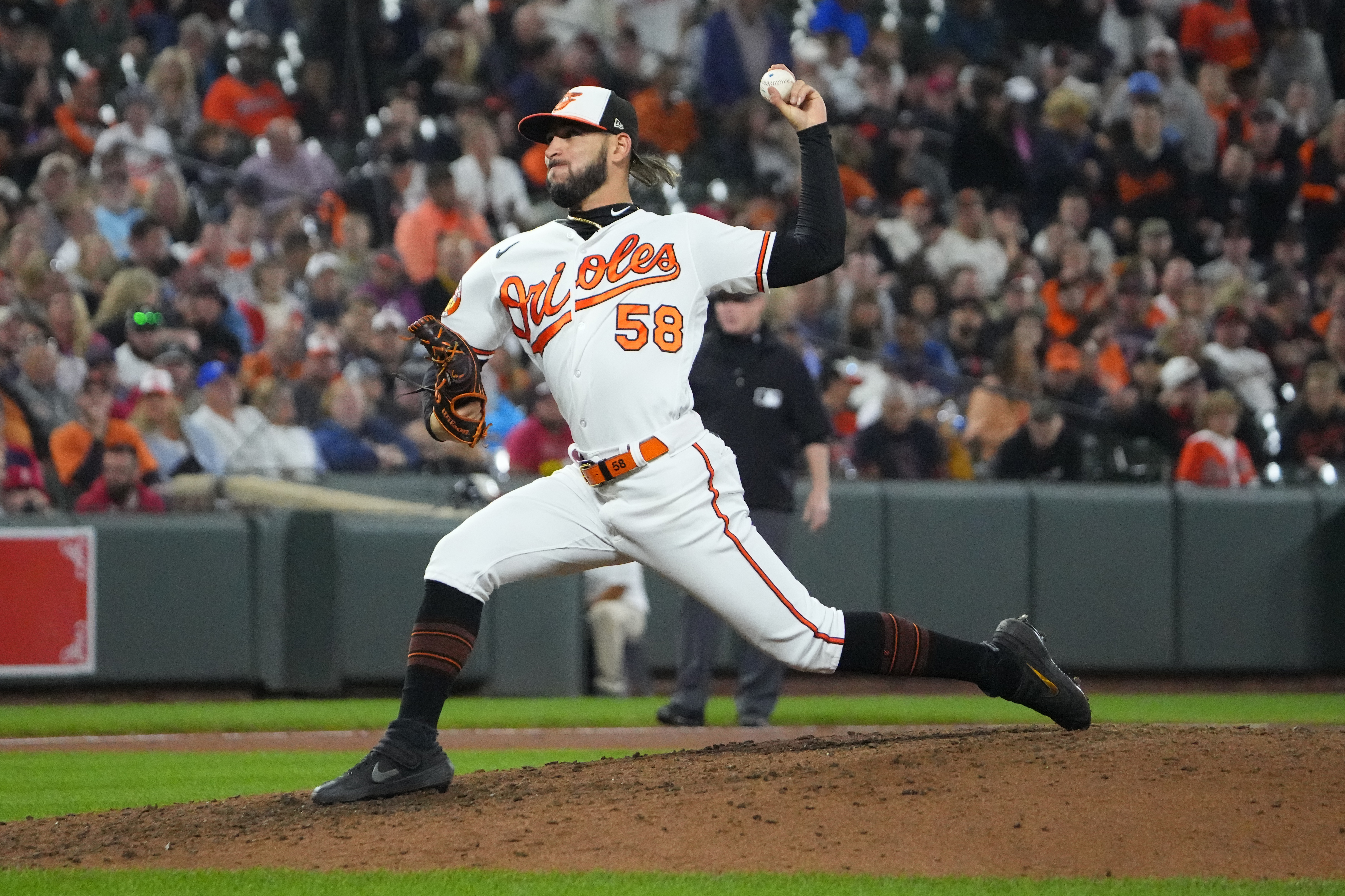 Orioles blank Red Sox, clinch first AL East title since '14