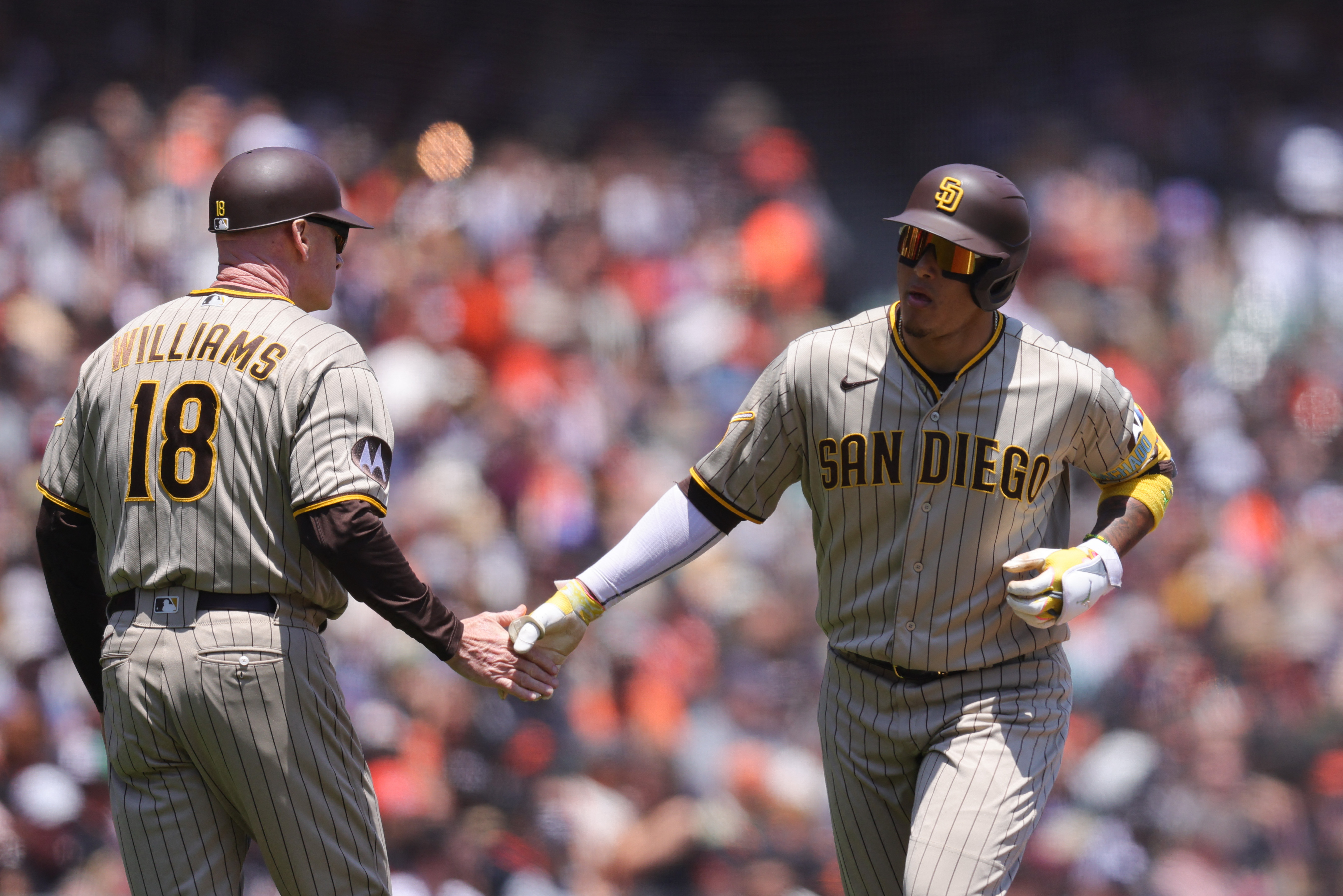 Padres end Giants' win streak with 10-run uprising