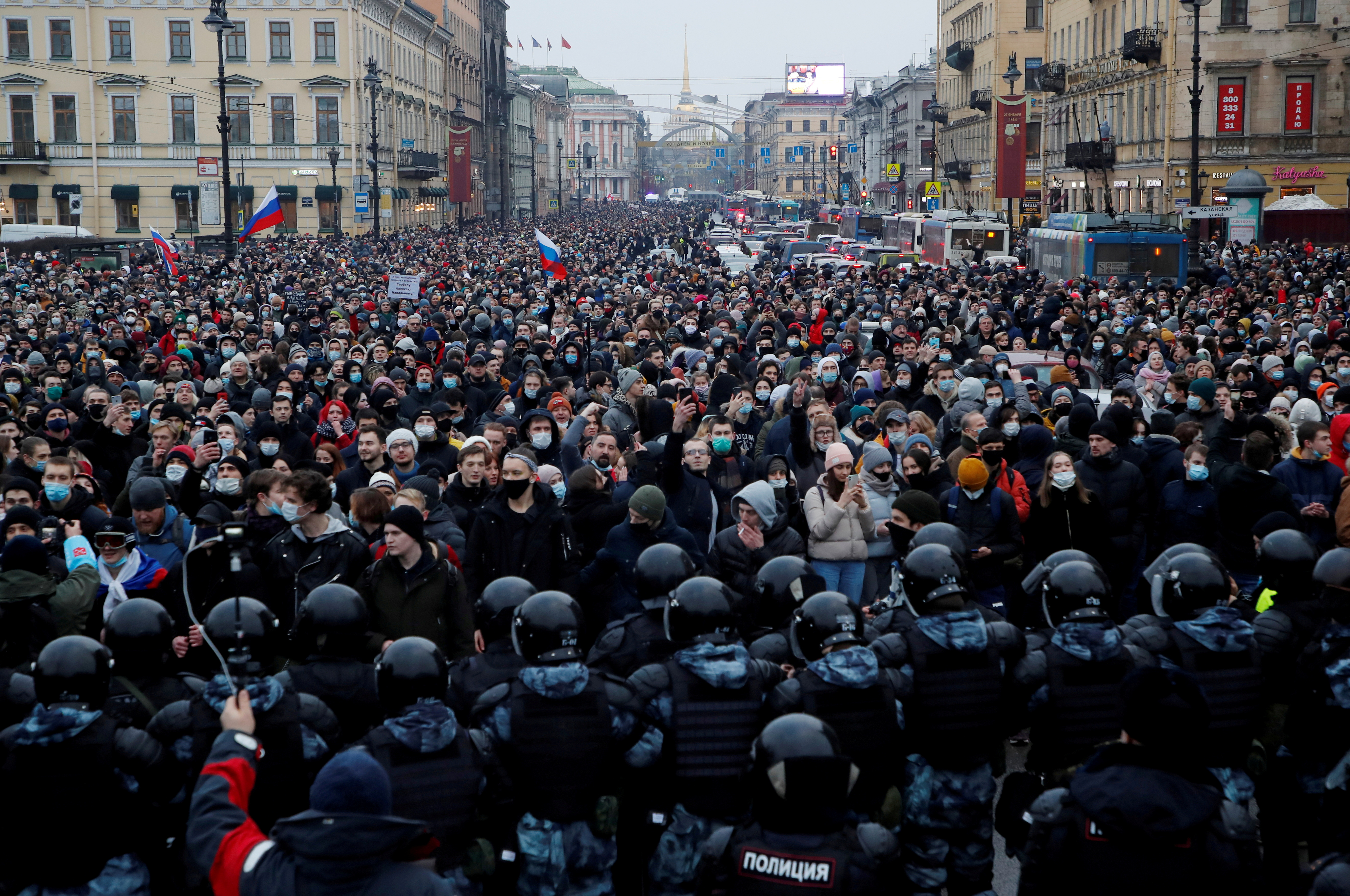 Сколько народу было на похоронах навального