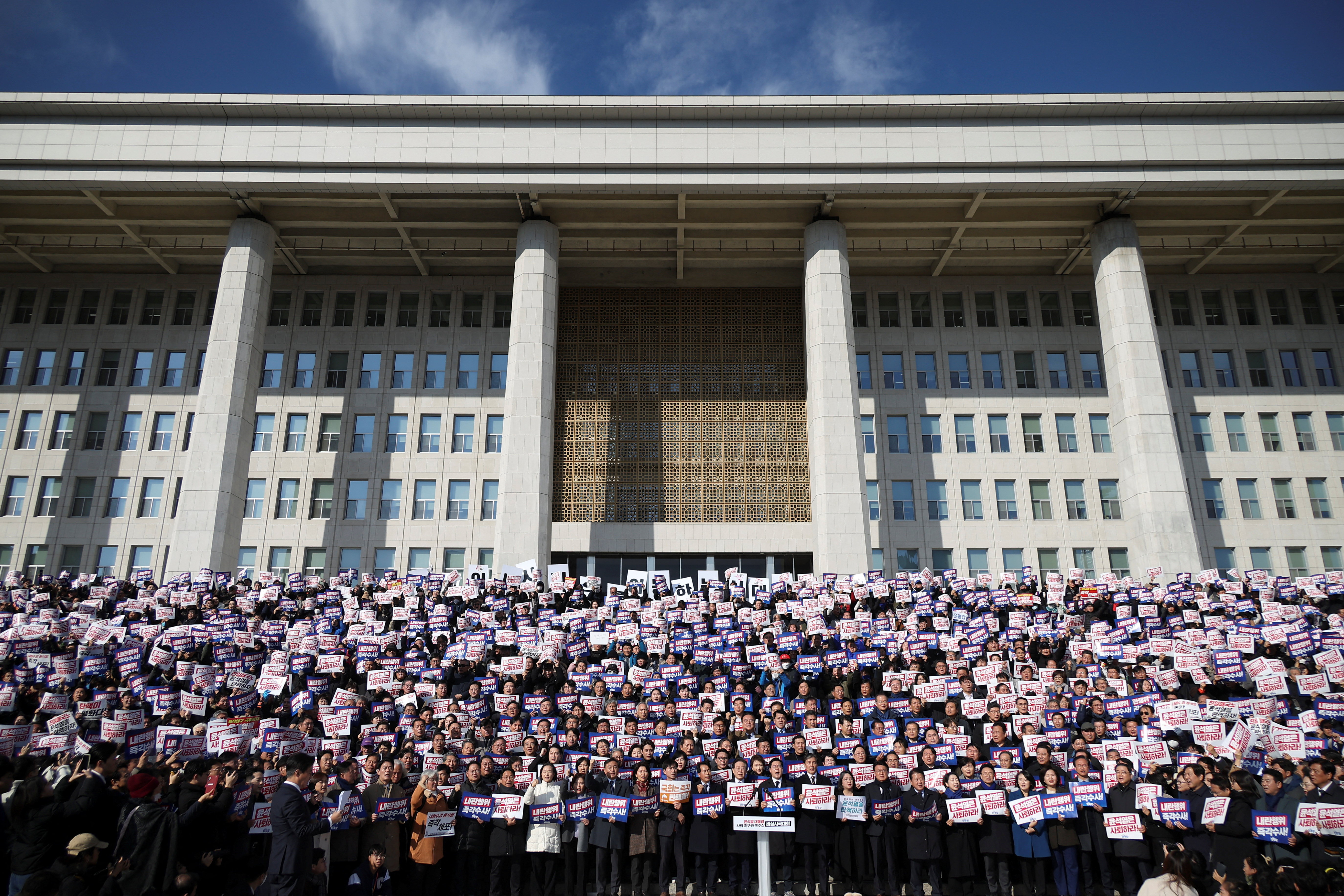 People take part in a rally calling for expelling South Korean President Yoon Suk Yeol in Seoul