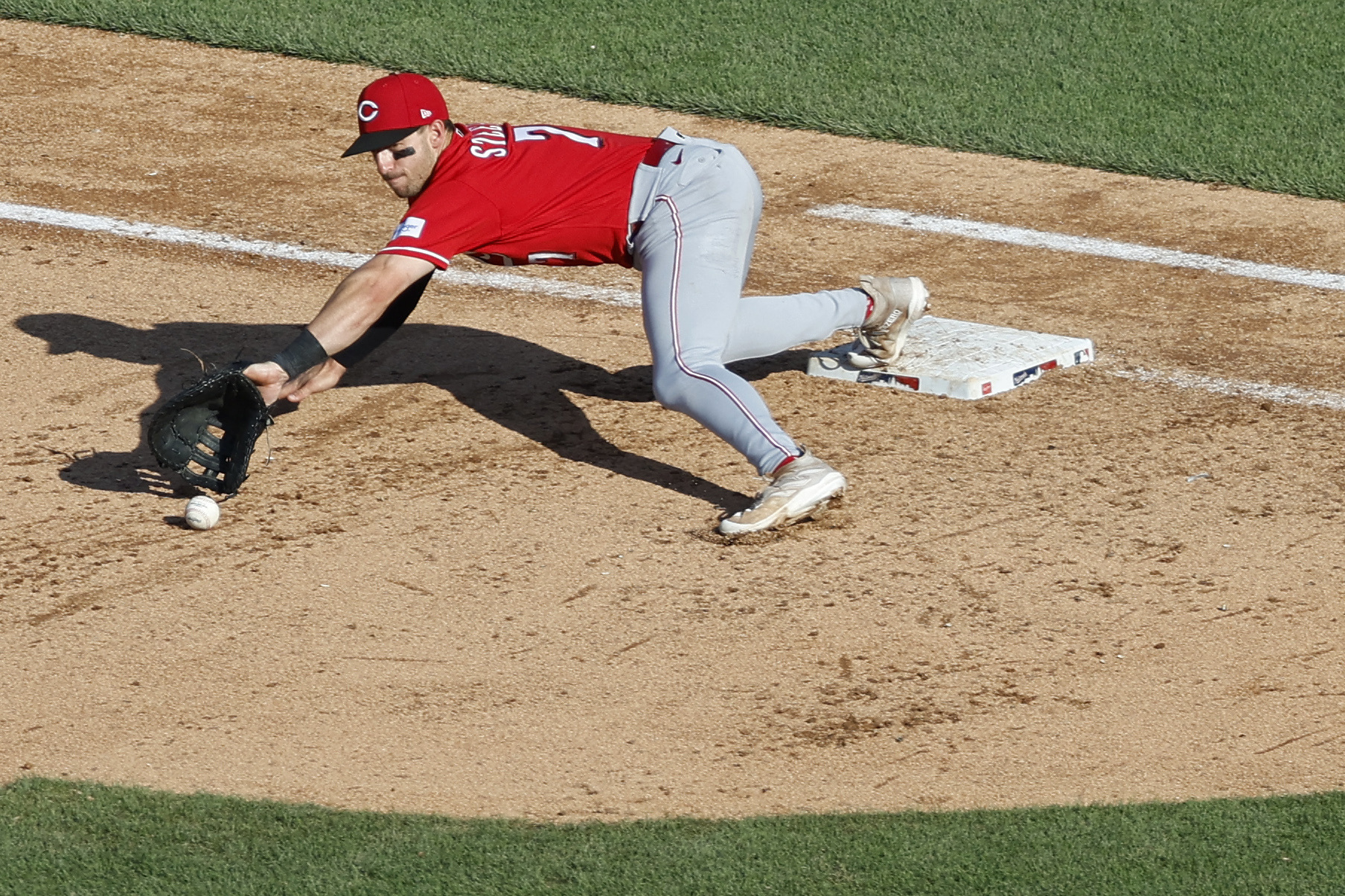 Senzel saves run in 9th, homers leading off 10th and Reds beat