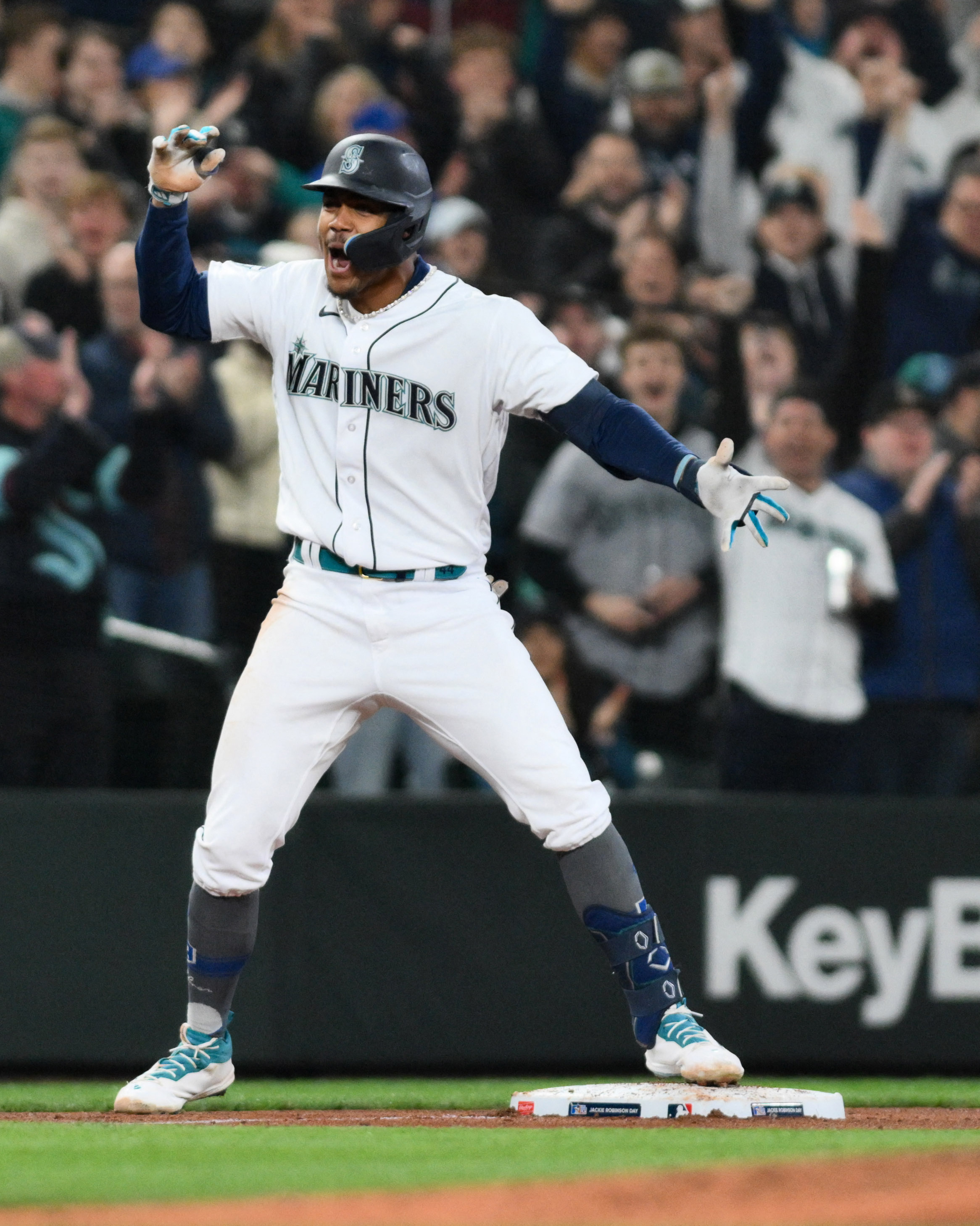 Cal Raleigh leads the Mariners to opening win against Rockies