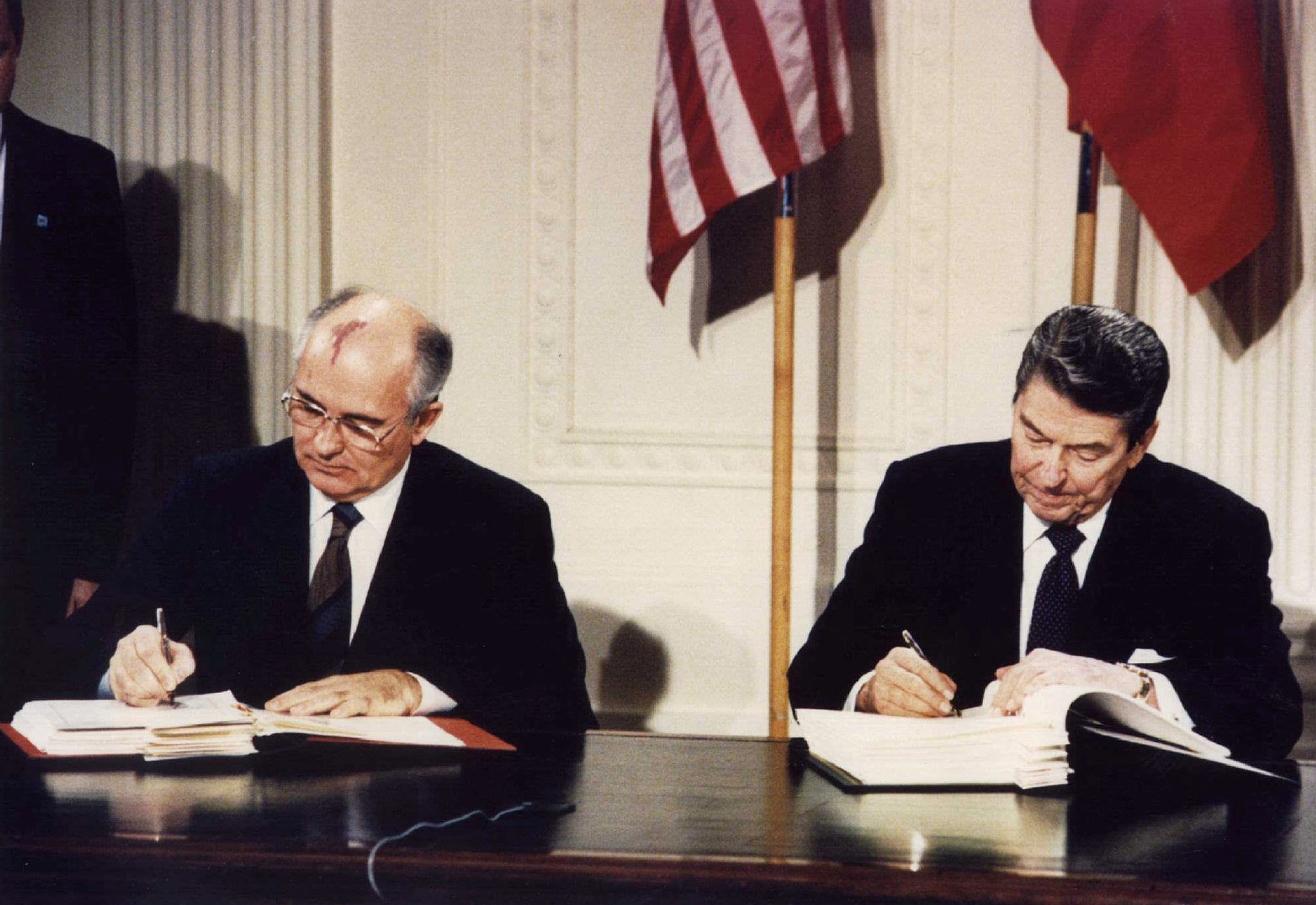 FORMER US PRESIDENT REAGAN WITH FORMER SOVIET LEADER GORBACHEV AT THE WHITE HOUSE.