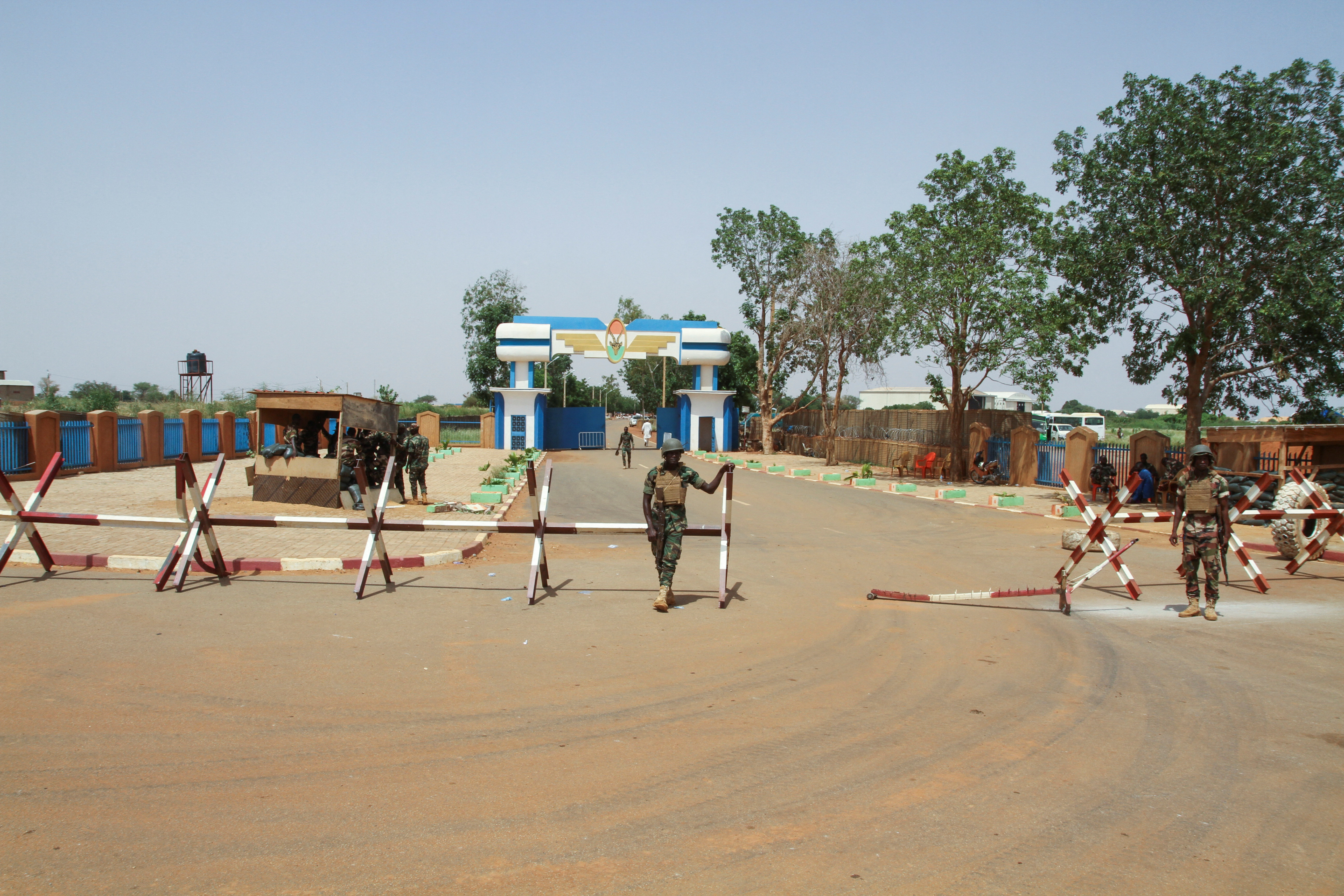 Una multitud acampa frente a una base del ejército francés en Níger para presionar por la salida de las tropas