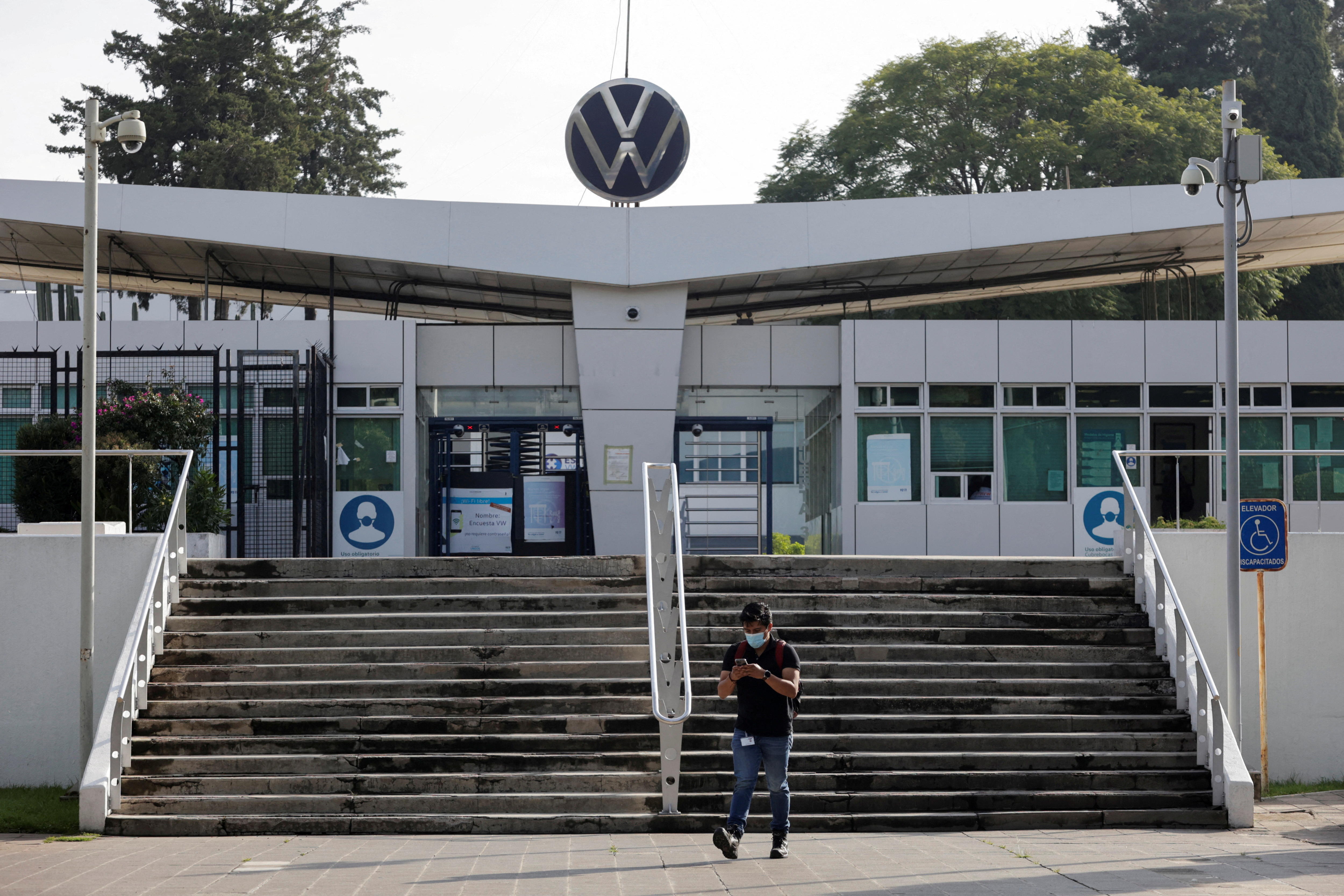 Union at Volkswagen in Mexico holds new contract vote