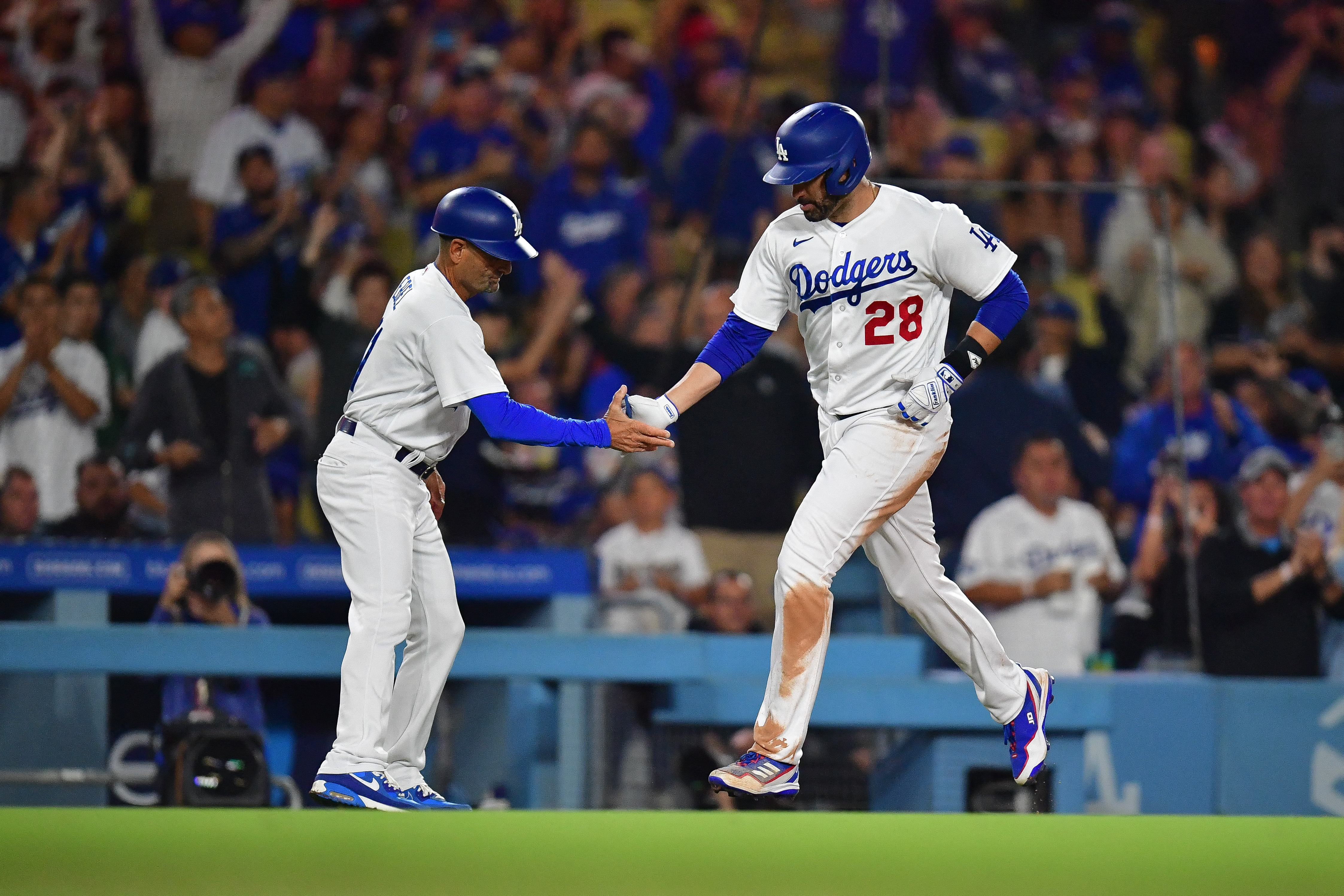 Muncy's walk-off single lifts Dodgers to 3-2 win over Tigers - CBS