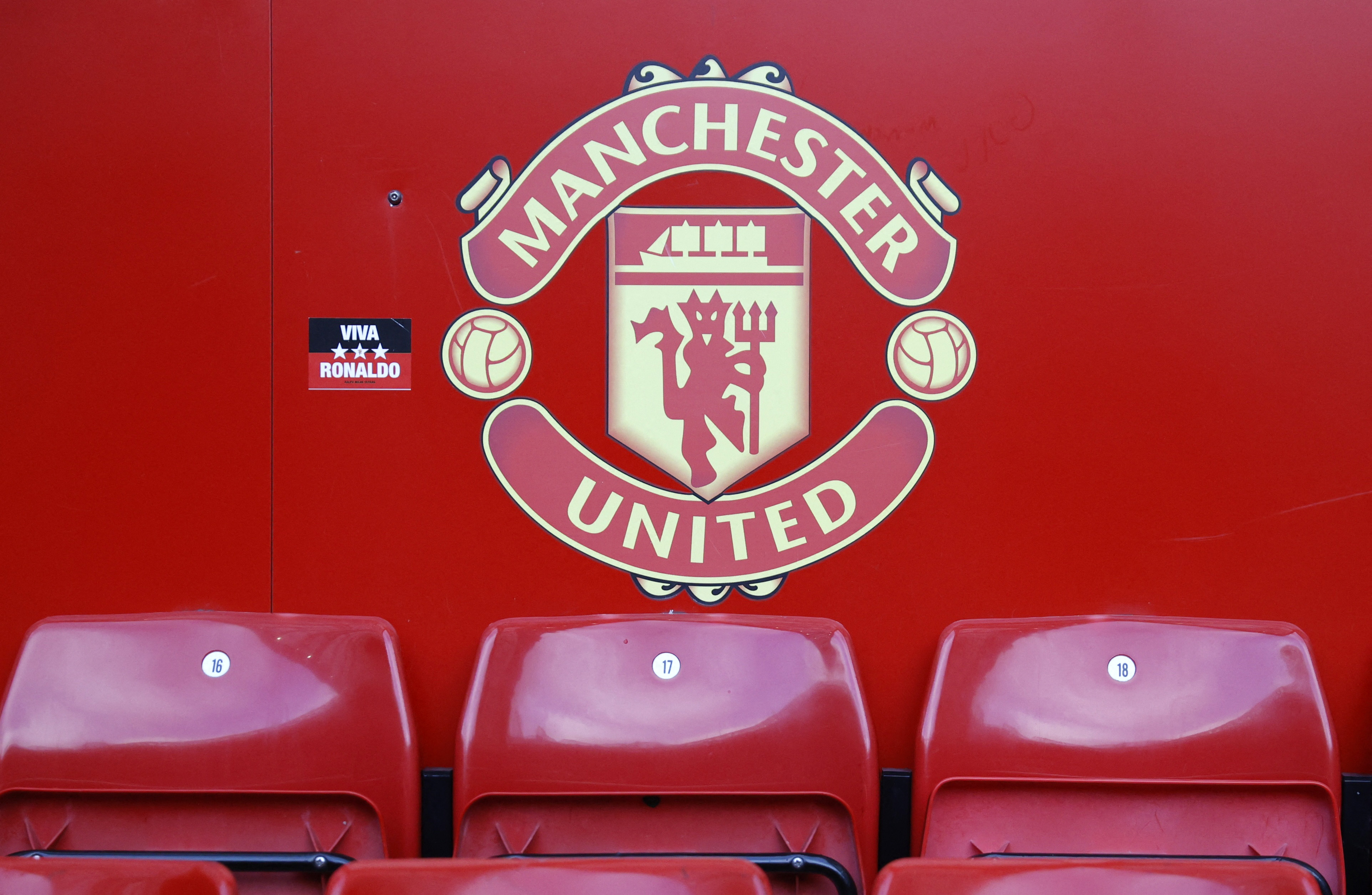 Manchester United suffer COVID-19 outbreak | Reuters