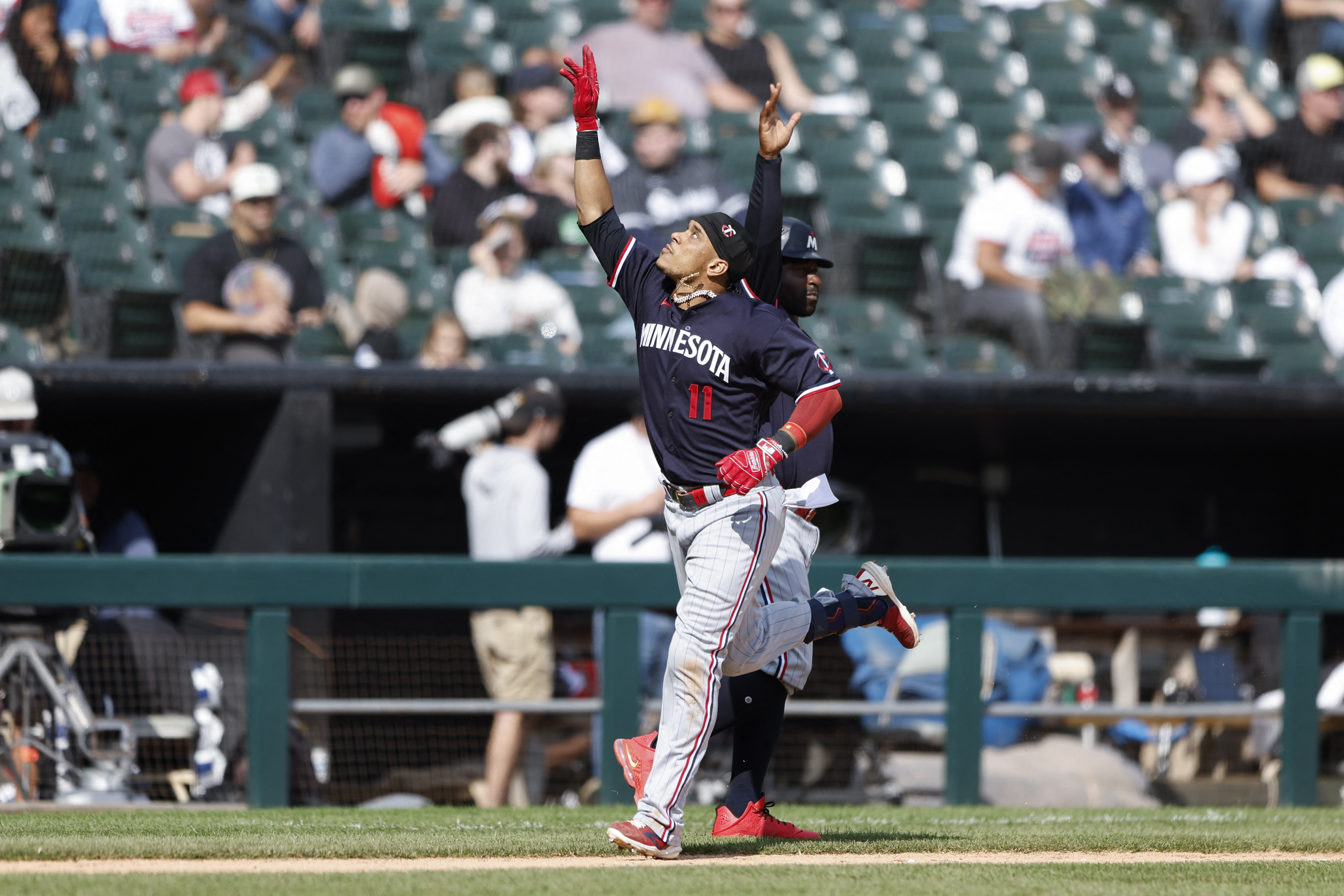 Benintendi stars as White Sox top Twins 3-2 in 10 innings