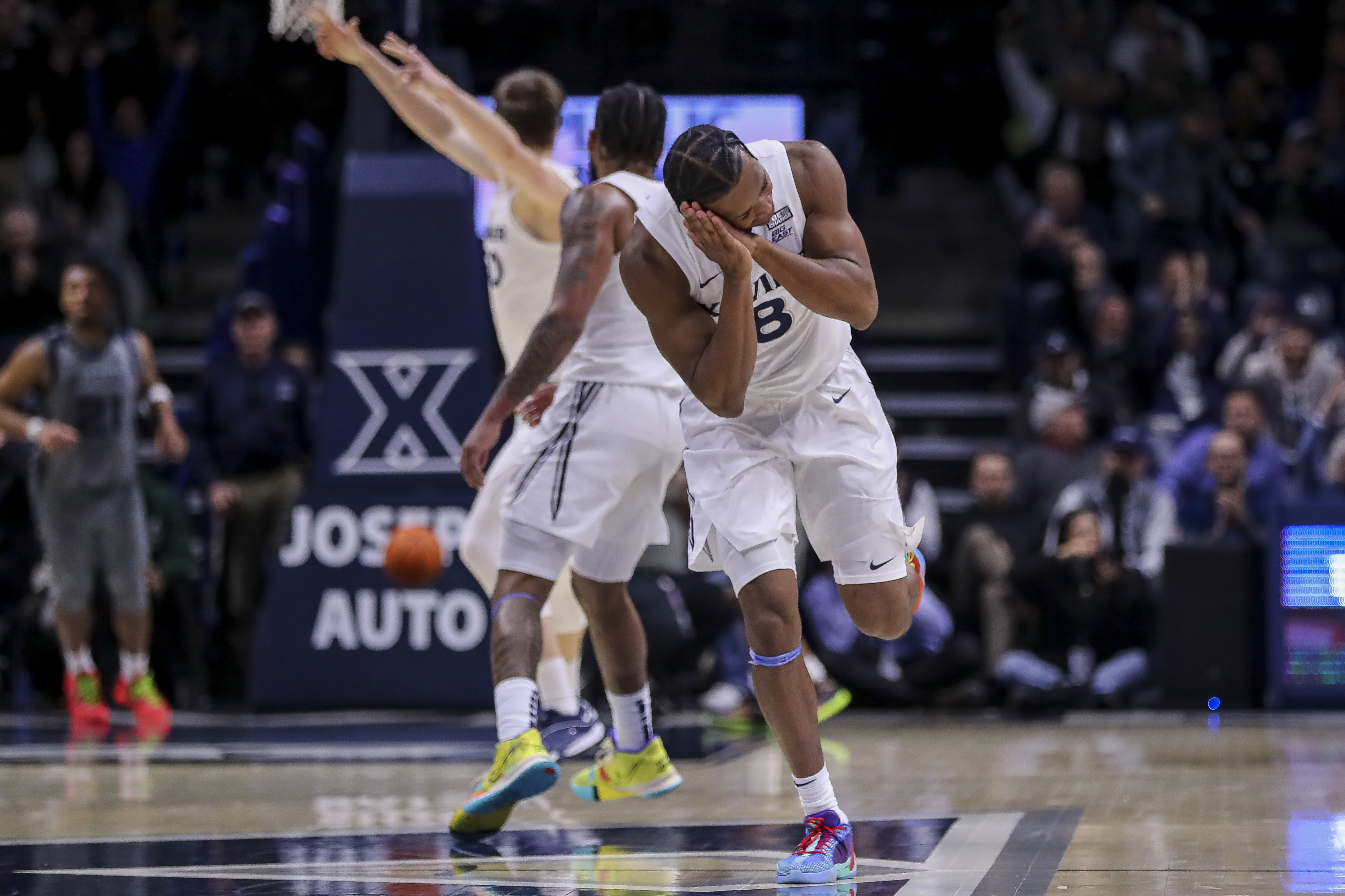 Late dunk helps Xavier sneak by Georgetown, 92-91 | Reuters