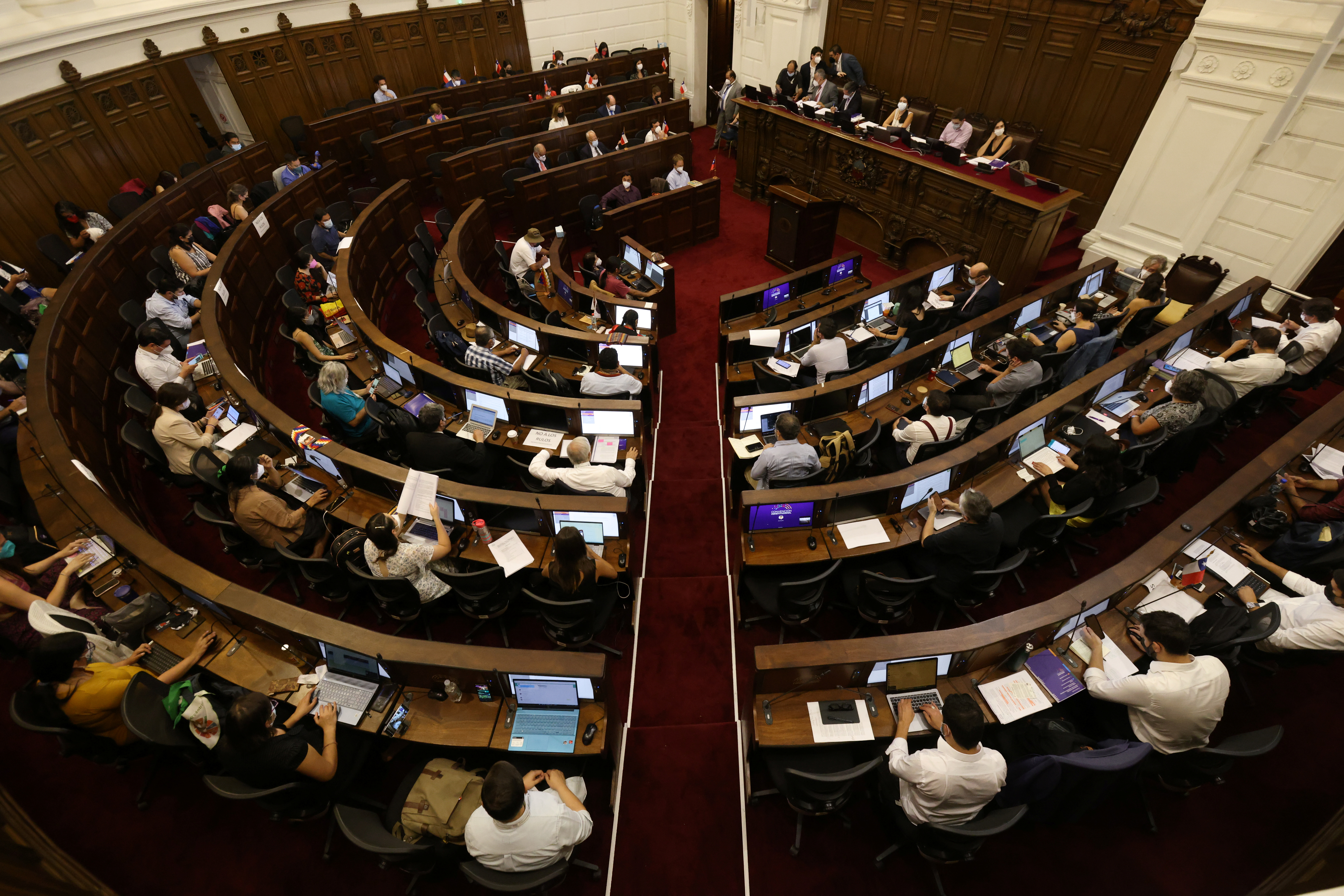 Membros da Assembleia Constituinte iniciam debate sobre nova Constituição em Santiago