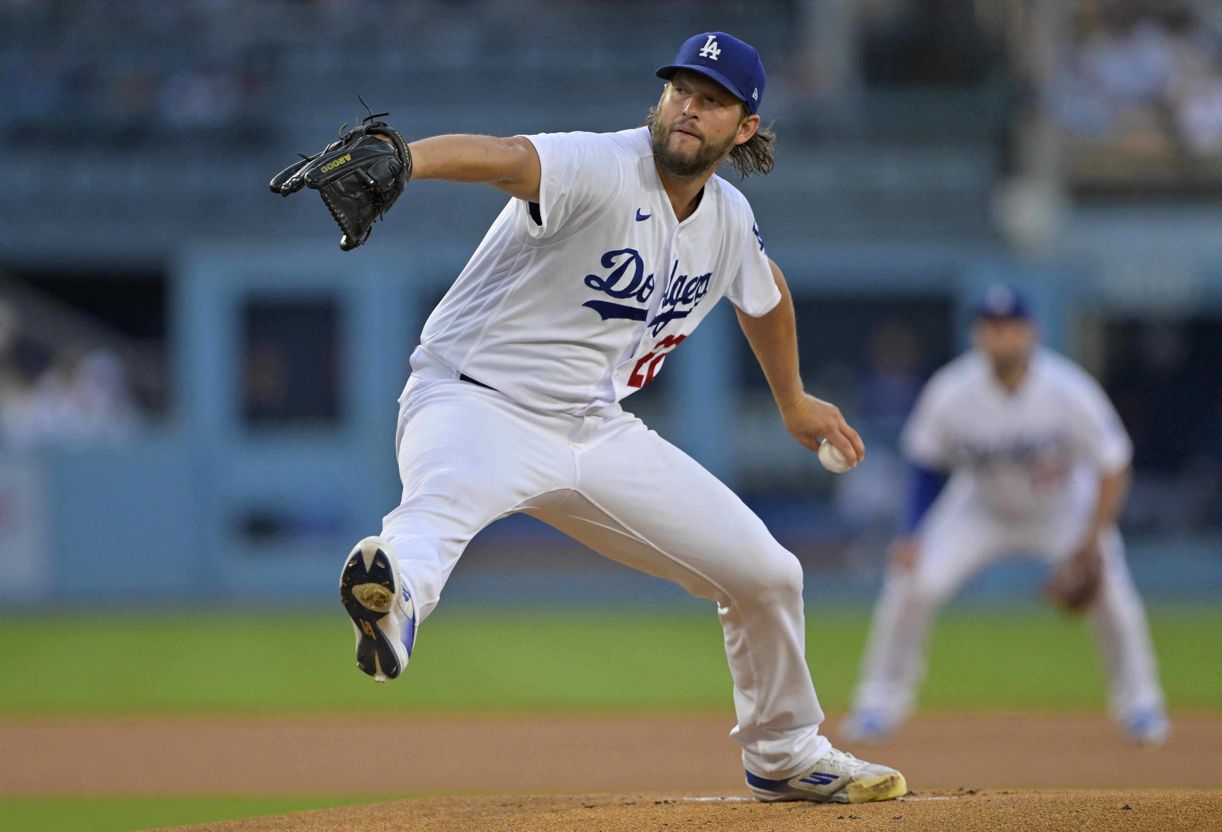 Betts, Dodgers slide past Brewers for 10th straight win