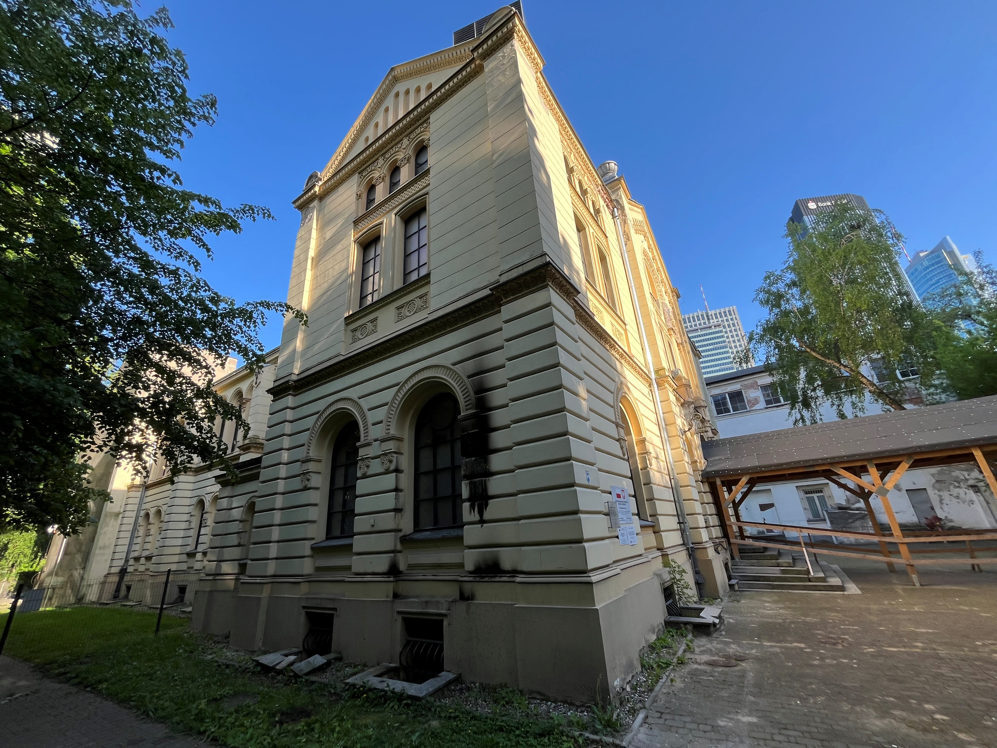 Synagogue struck by bottle containing flammable substance in Warsaw