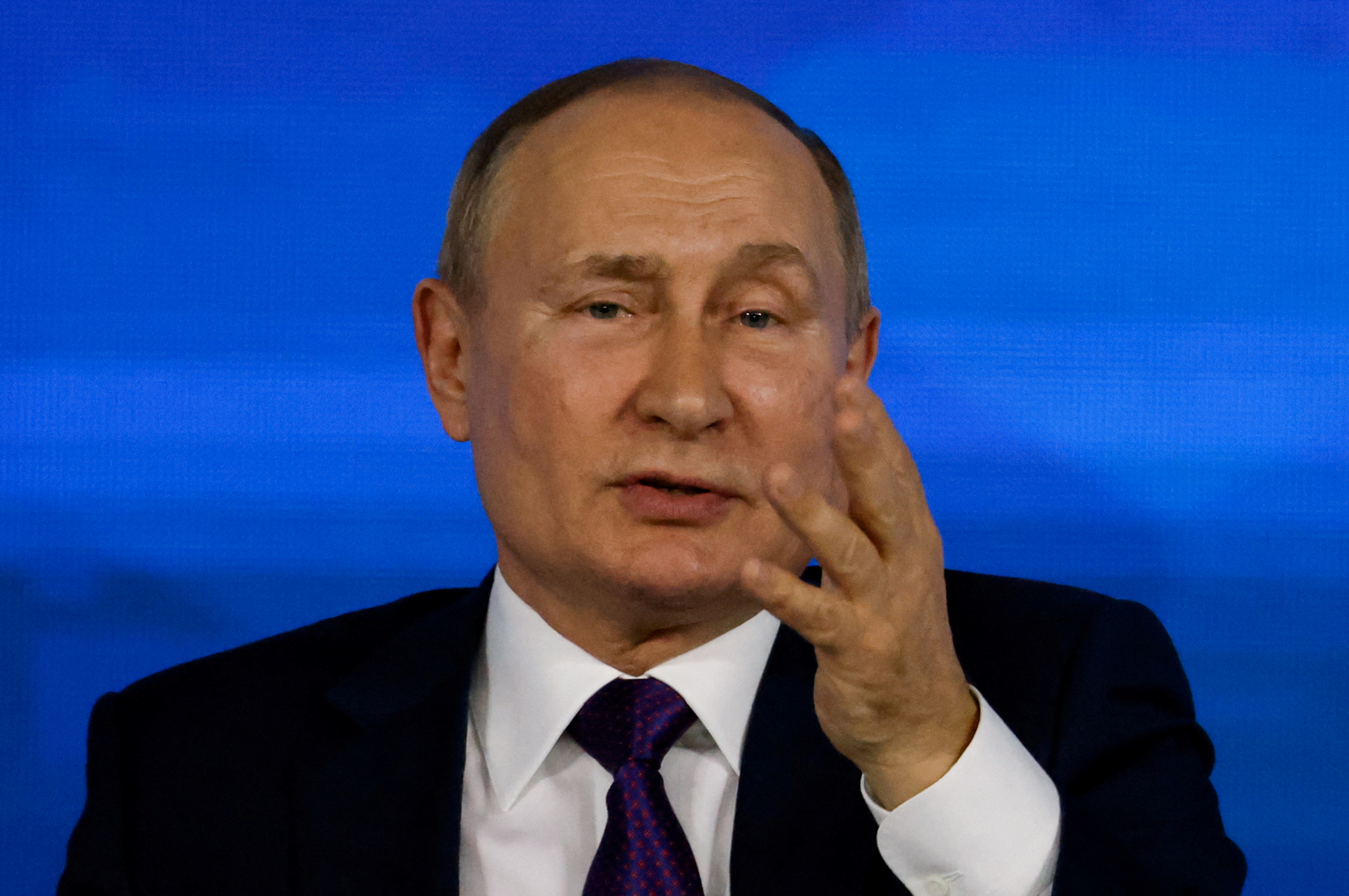 Rusya Devlet Başkanı Vladimir Putin, 23 Aralık 2021'de Rusya'nın Moskova kentinde düzenlediği yıllık yılsonu basın toplantısına katıldı. REUTERS/Evgenia Novozhenina