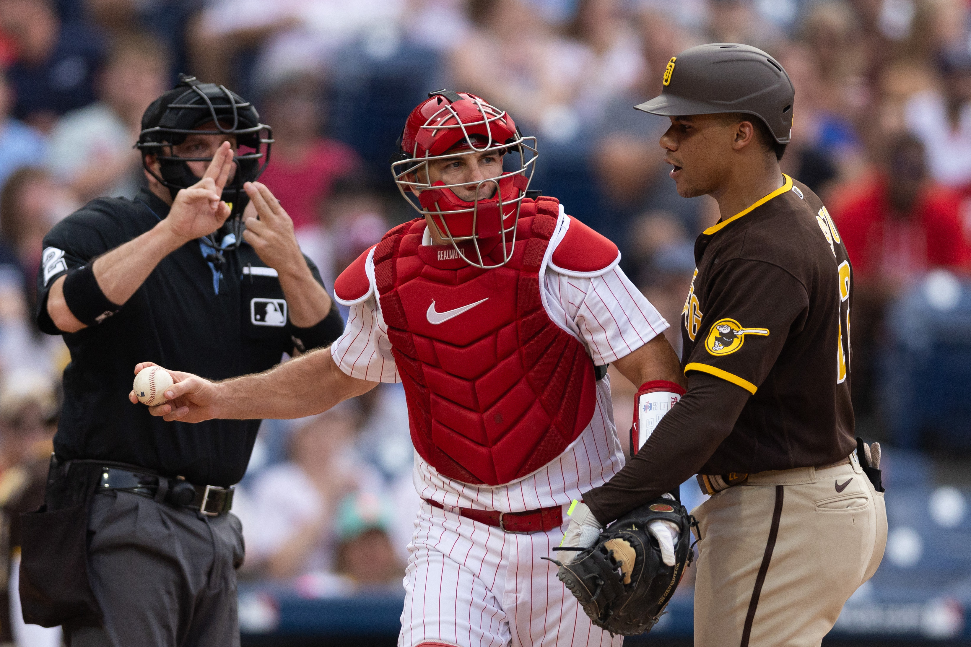 Padres sock four homers, roll past Phillies