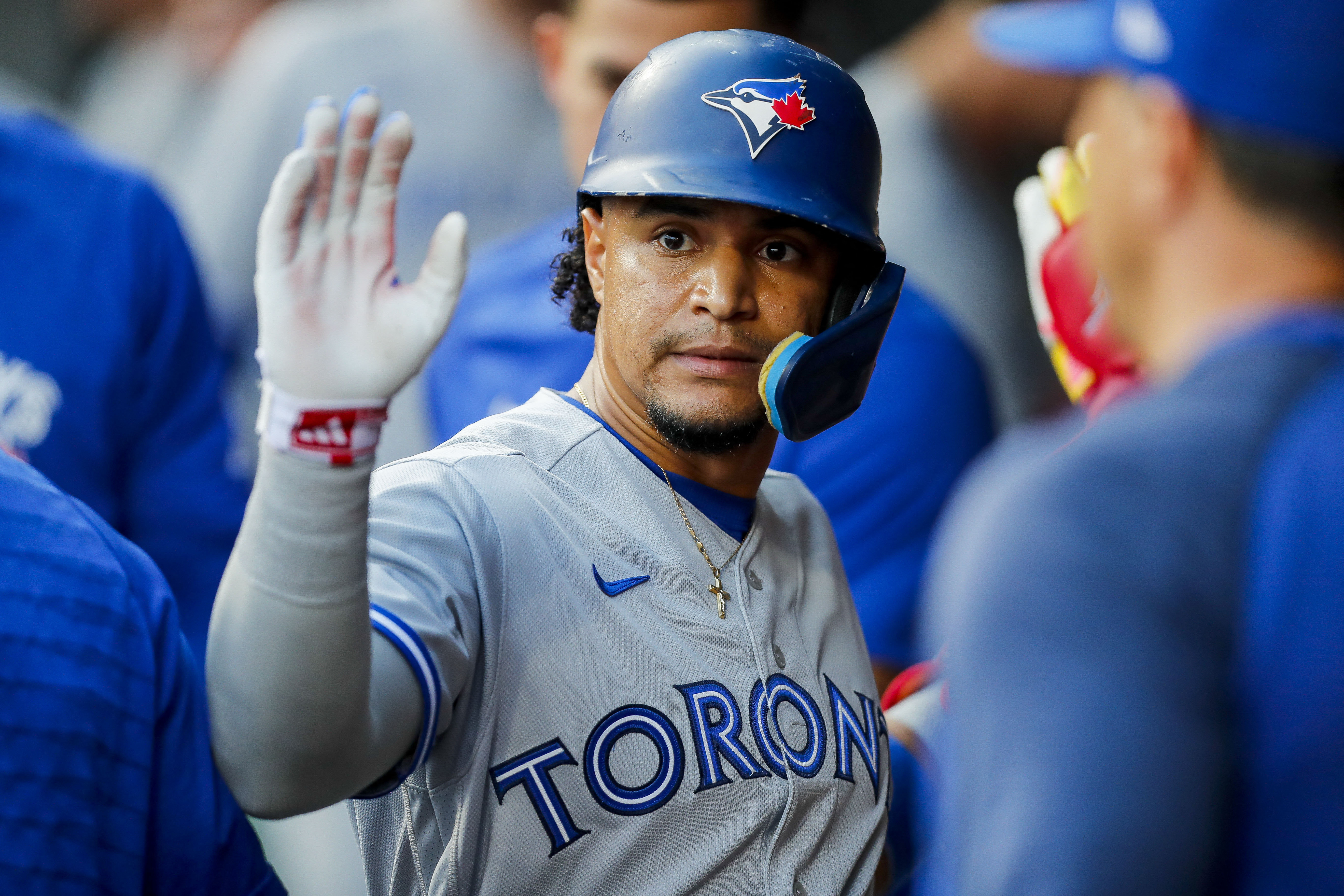 Blue Jays hold on to edge Reds, 4-3