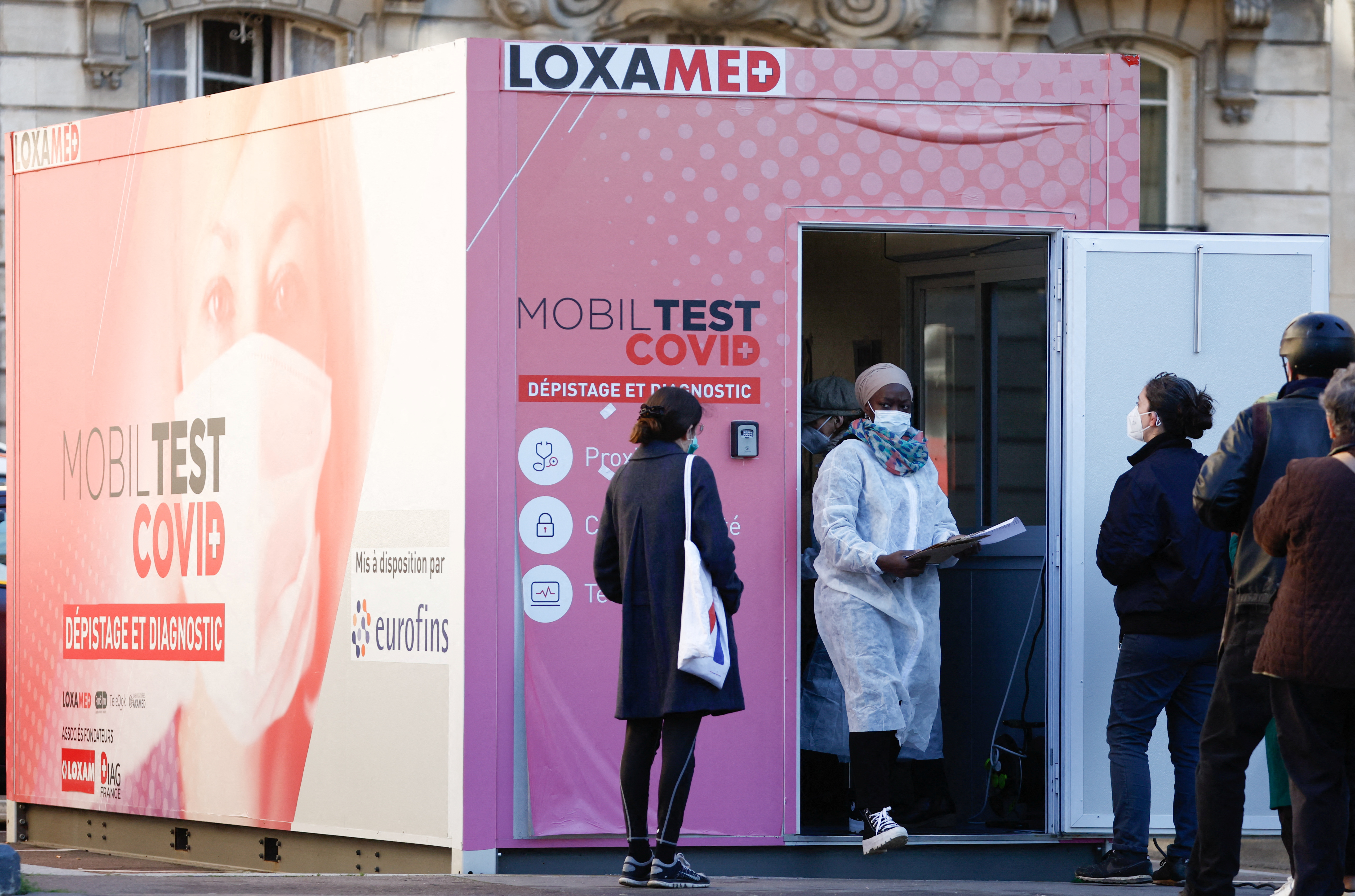 Coronavirus tests before New Year's celebrations in Paris