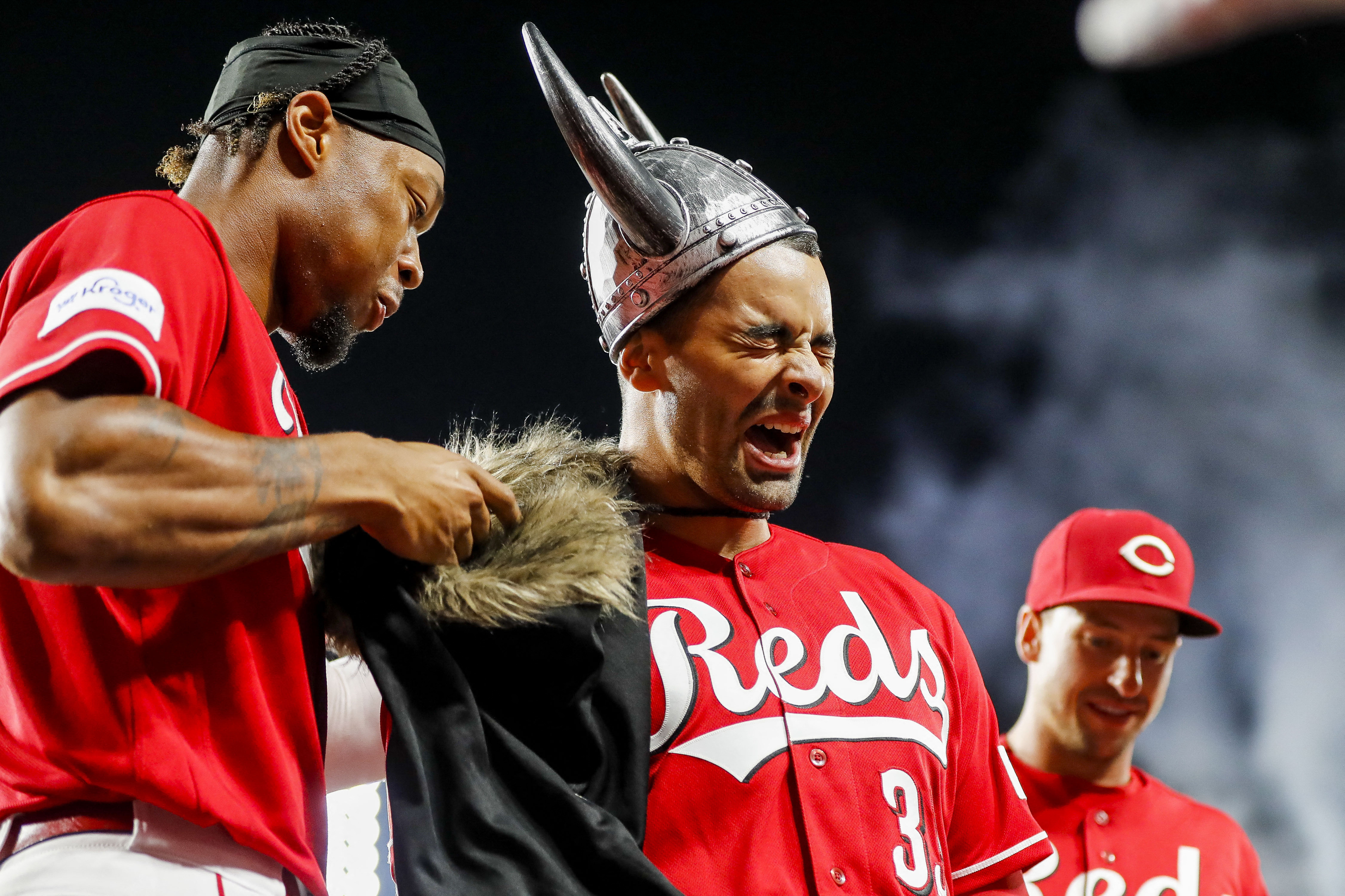 Wilmer Flores hits 2 more HRs as Giants outlast Reds 11-10