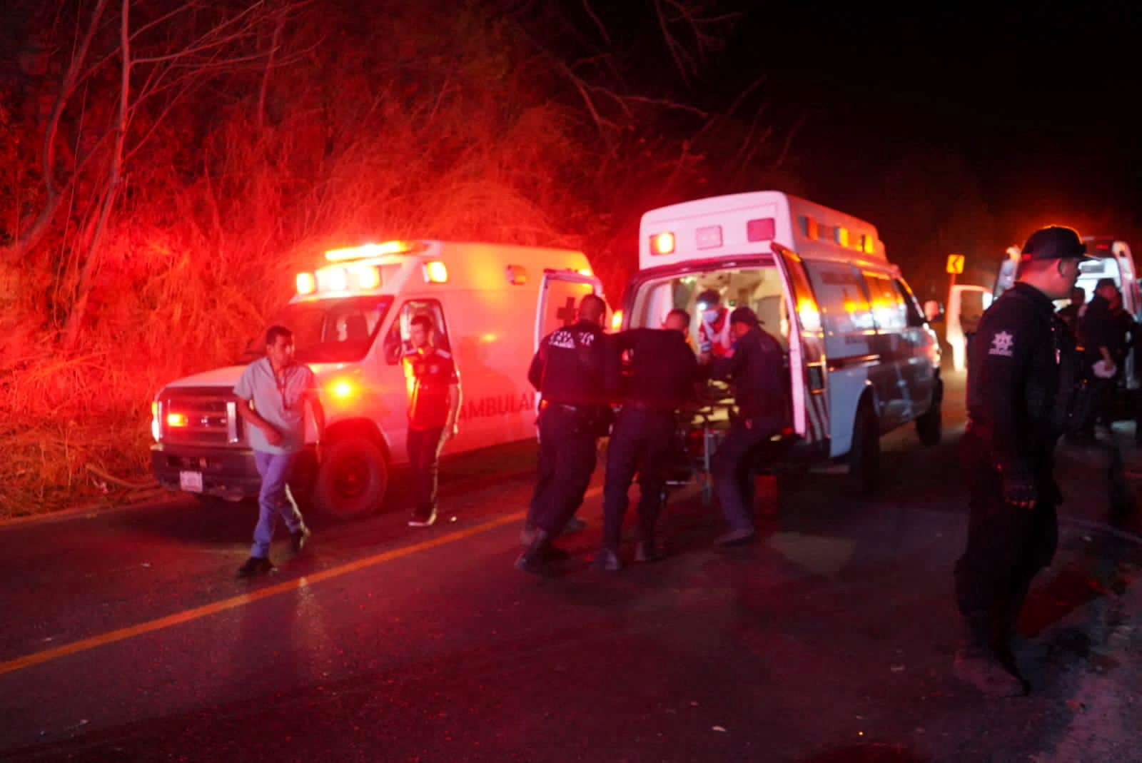 Bus accident where tourists traveling to Guayabitos were injured, in Compostela, Nayarit state