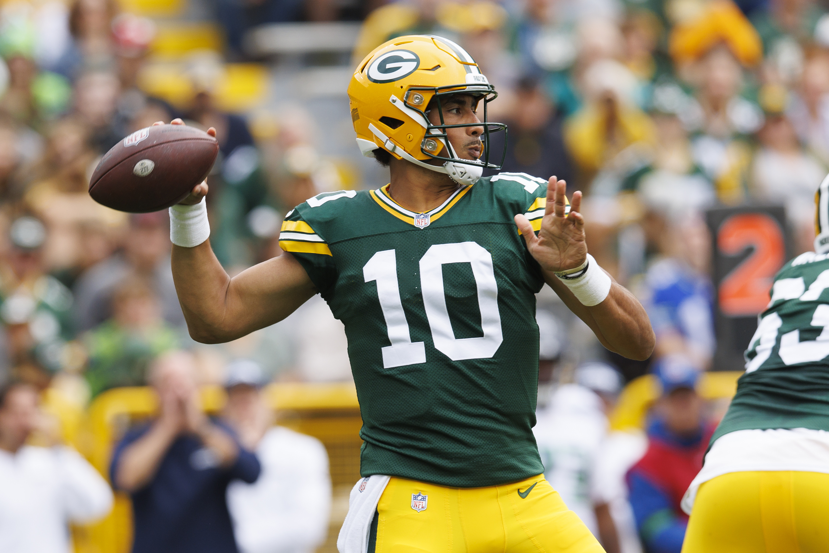 Packers score late, hang on to defeat Seahawks