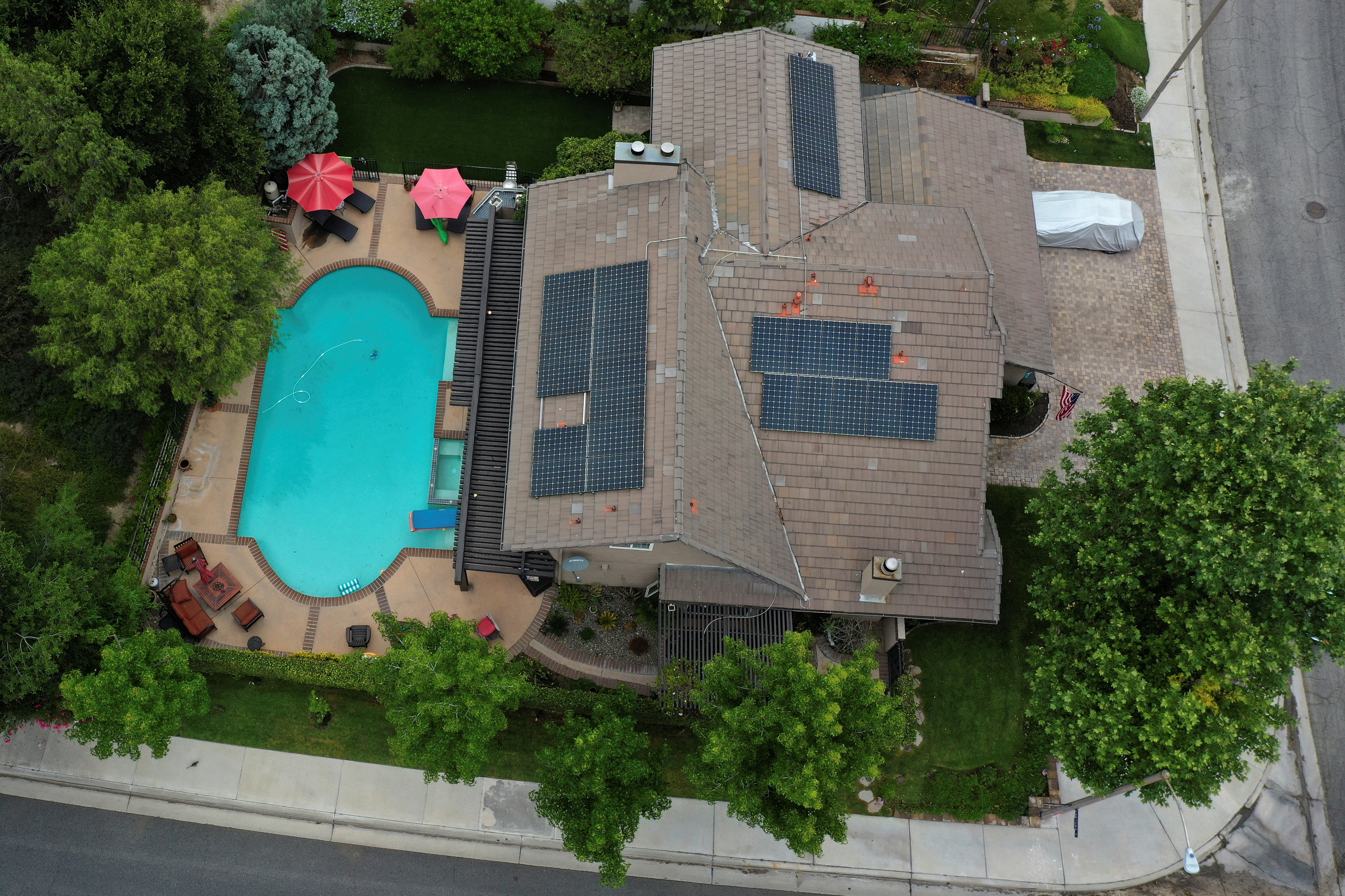 Solar panels are seen on rooftops amid the coronavirus disease (COVID-19) outbreak, in Santa Clarita, near Los Angeles, California, U.S., June 18, 2020. REUTERS/Lucy Nicholson
