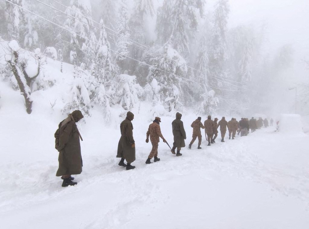 Soldiers walk as they take part in a rescue operation after a heavy snowfall in Murree, Pakistan January 8, 2022. Inter Services Public Relations (ISPR)/Handout via REUTERS ATTENTION EDITORS - THIS PICTURE WAS PROVIDED BY A THIRD PARTY. NO RESALES. NO ARCHIVE.