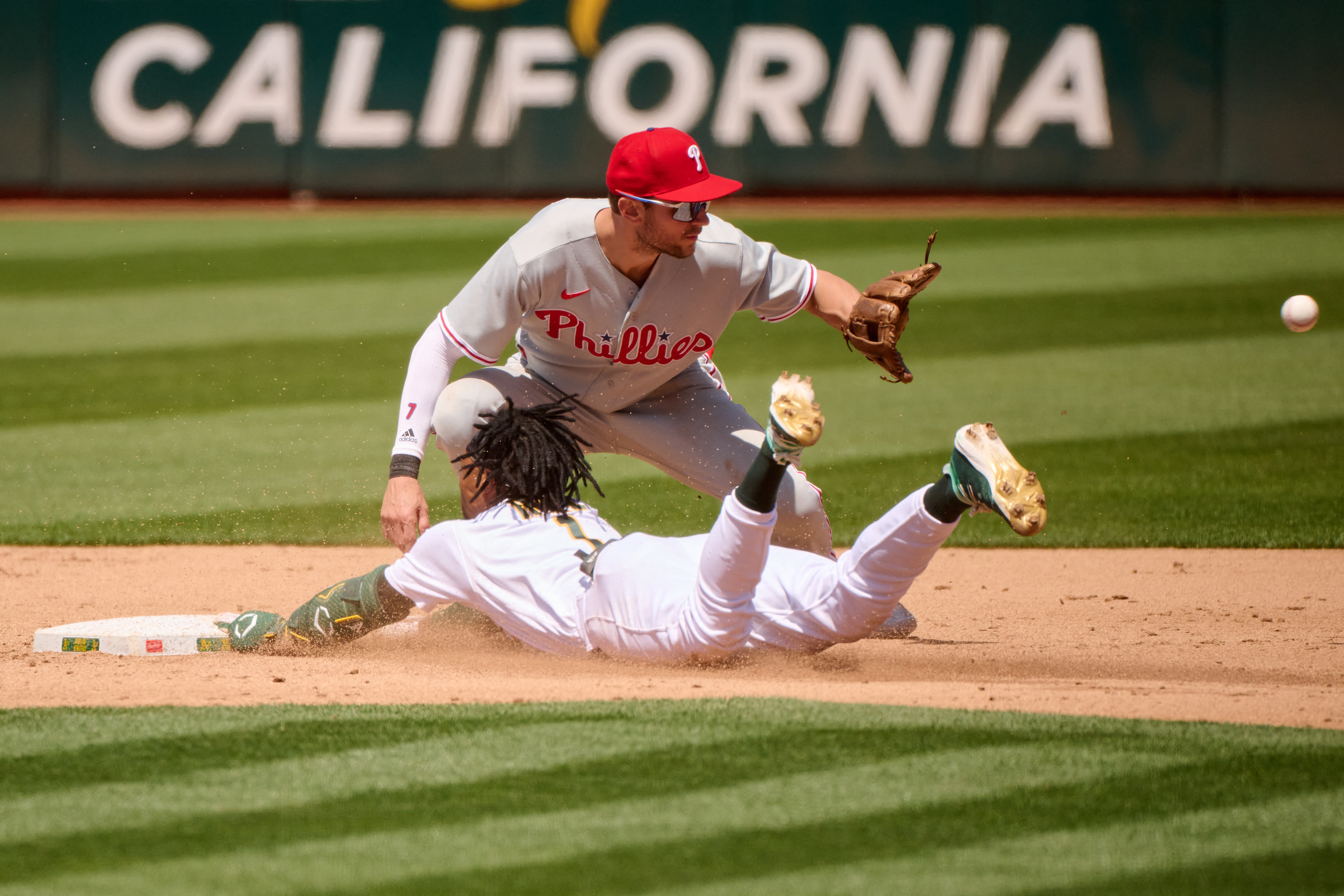 Phillies win another tight contest vs. A's