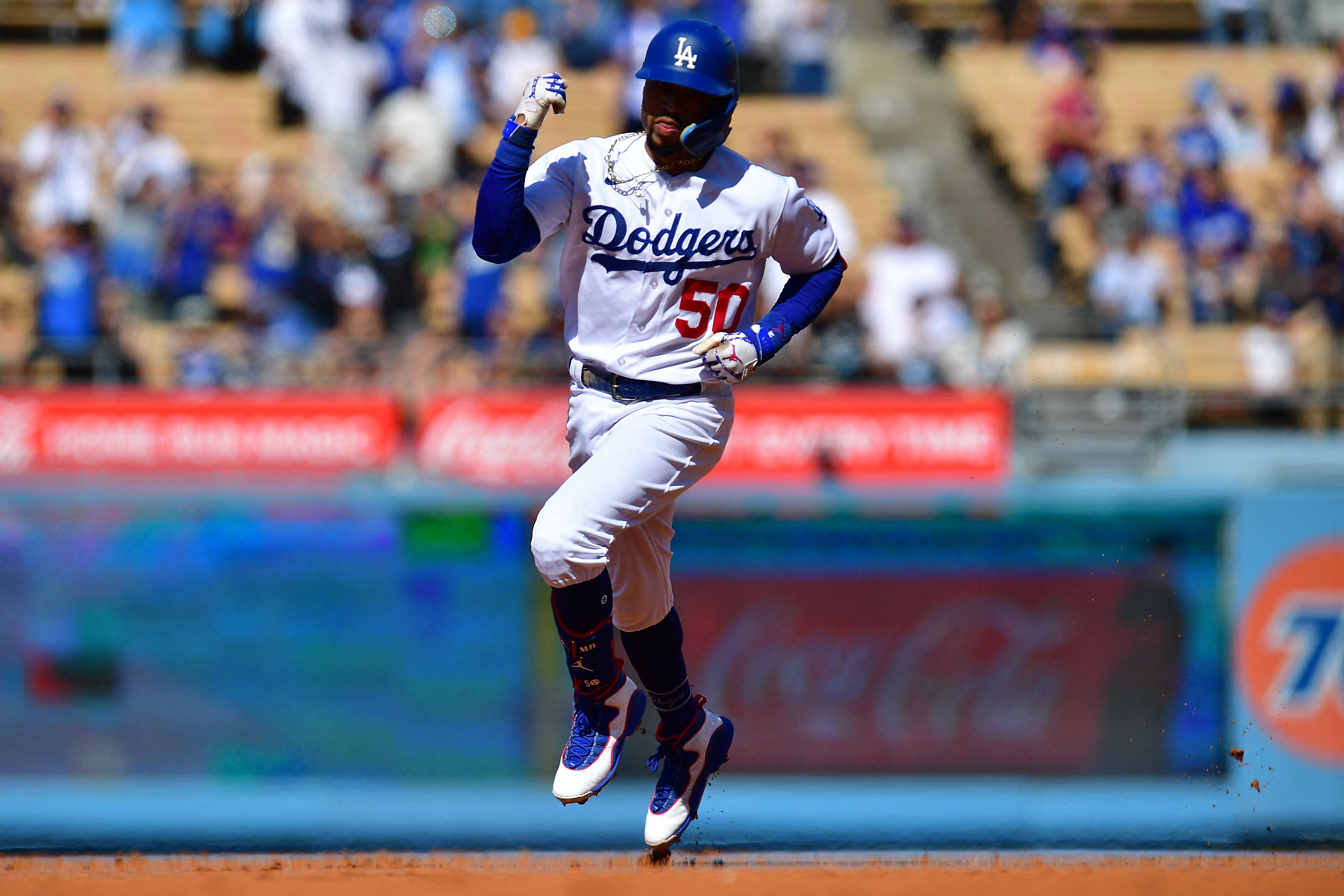 Alex Bregman helps push Astros past Dodgers in 11 innings