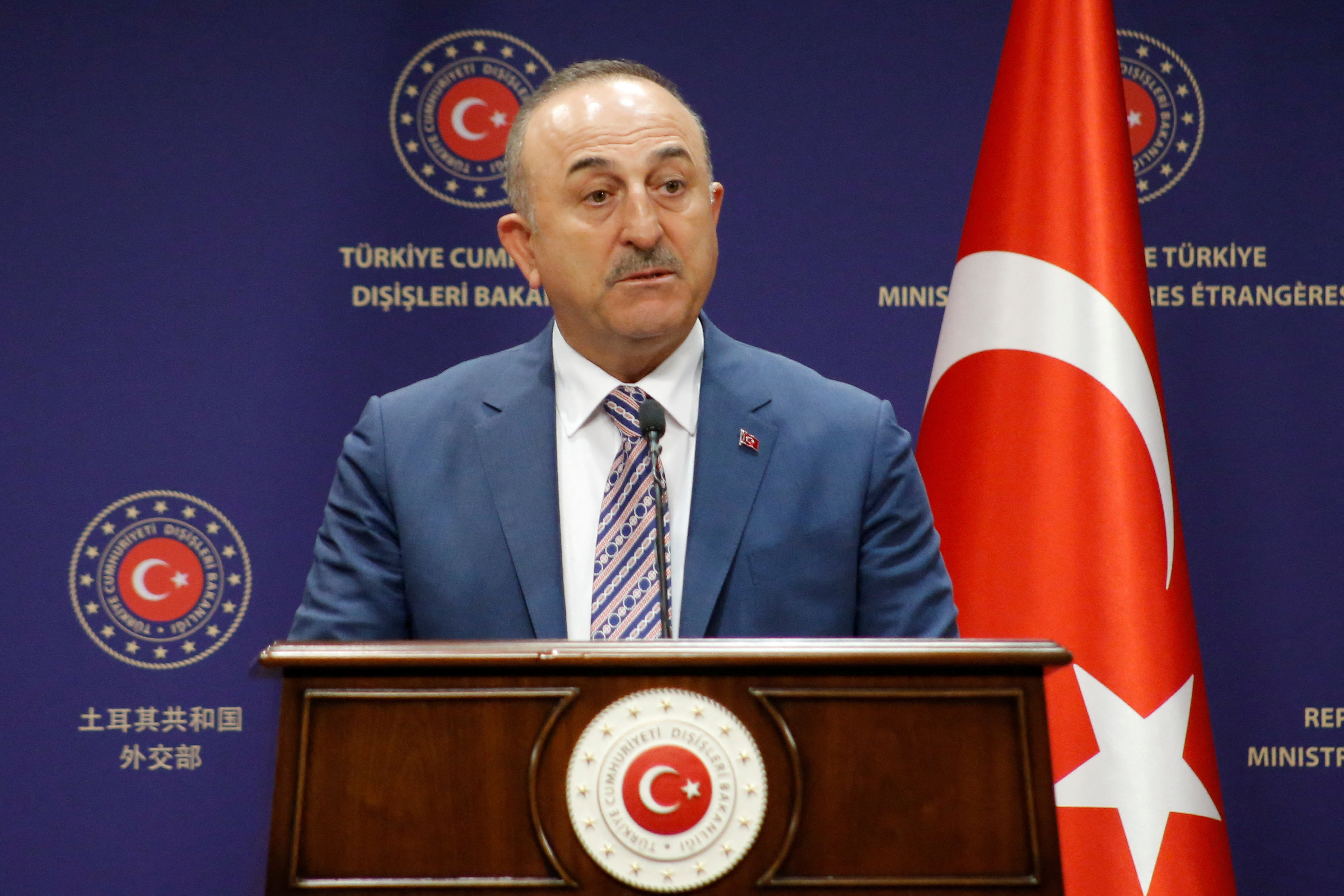 El canciller turco Cavusoglu habla durante una conferencia de prensa en Ankara