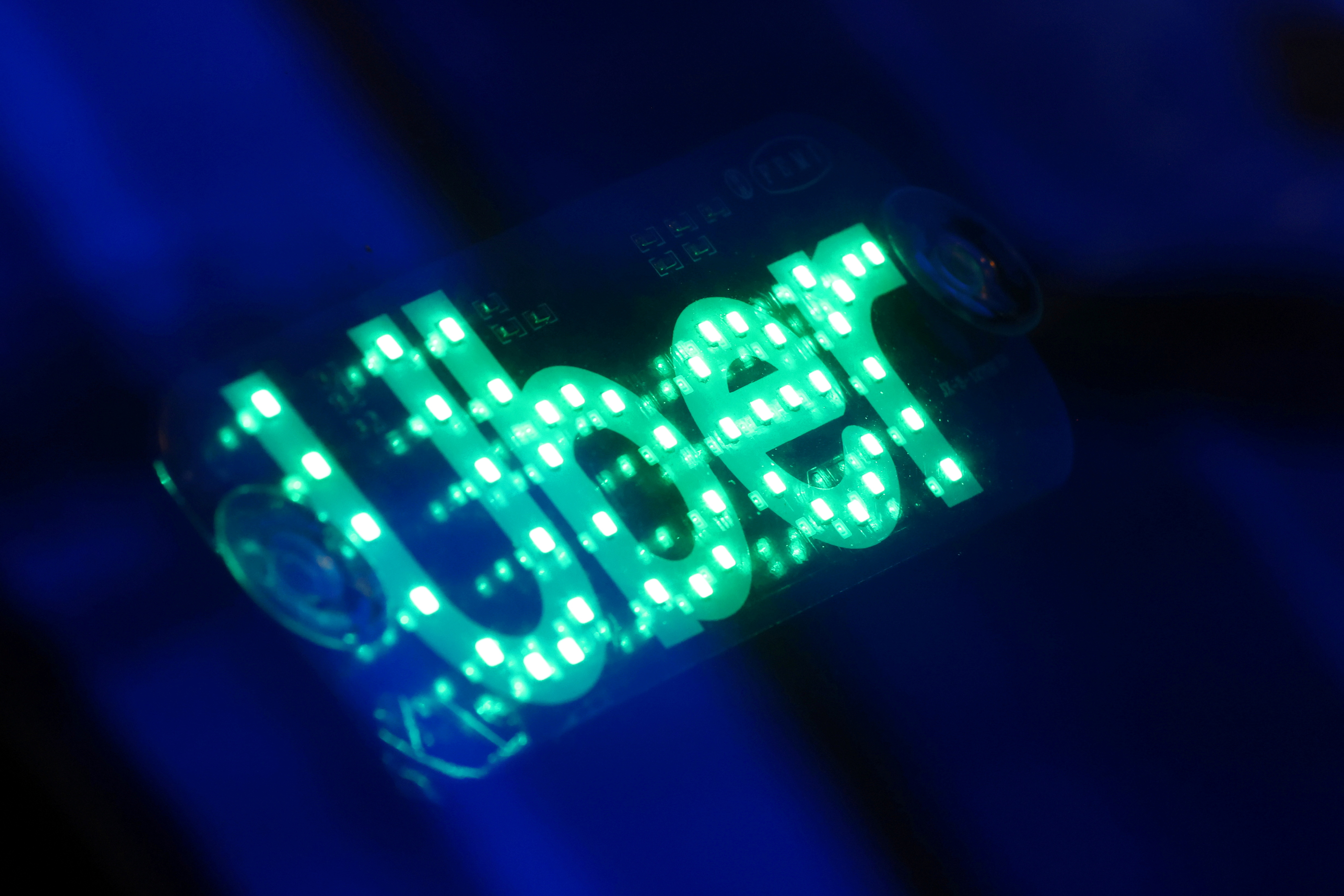 米ウーバー、中国滴滴など非戦略的株式の売却検討＝CEO