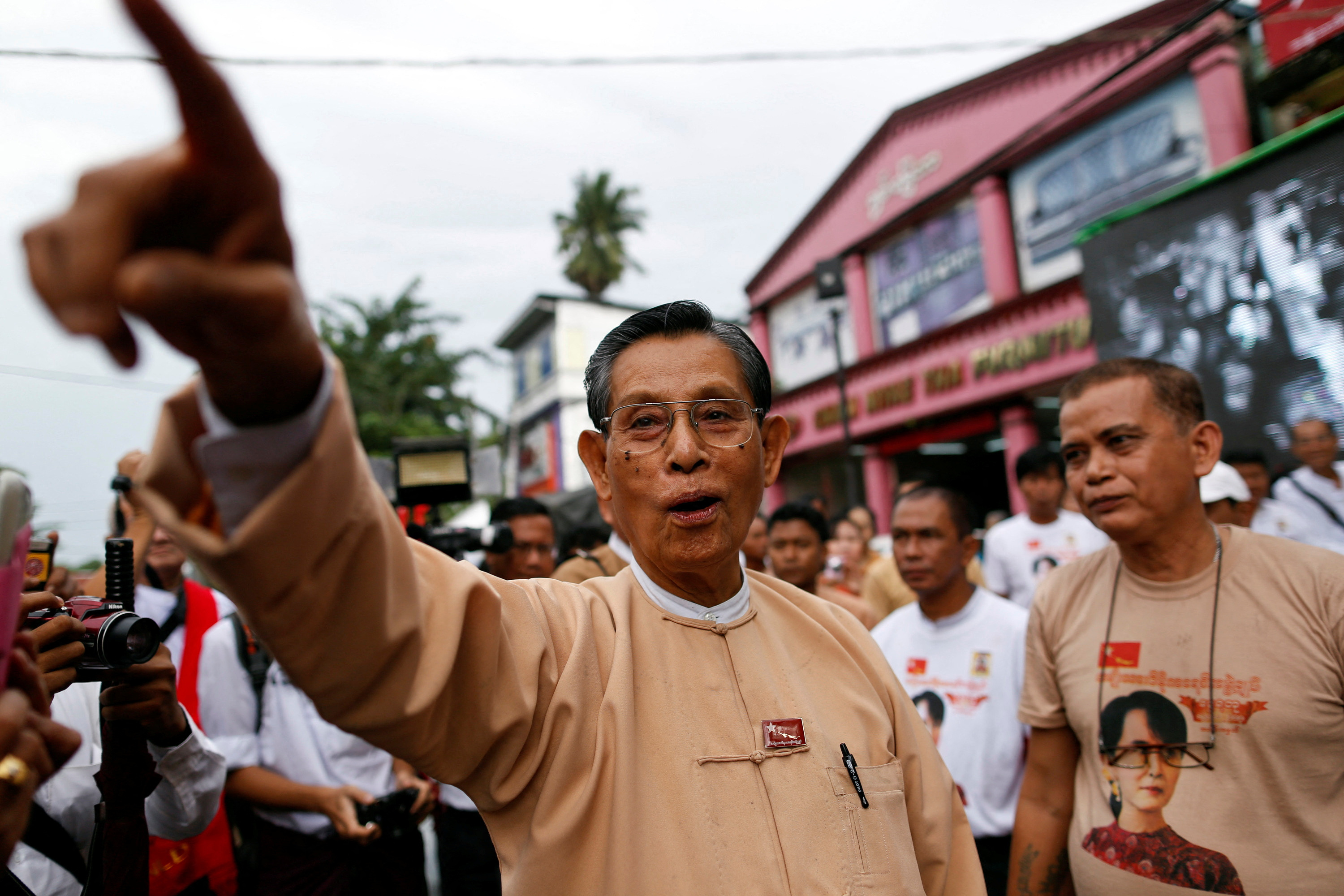 Tin Oo, a patron of the NLD, points out other party members at a ceremony to mark the 25th anniversary of the founding of the NLD in Yangon