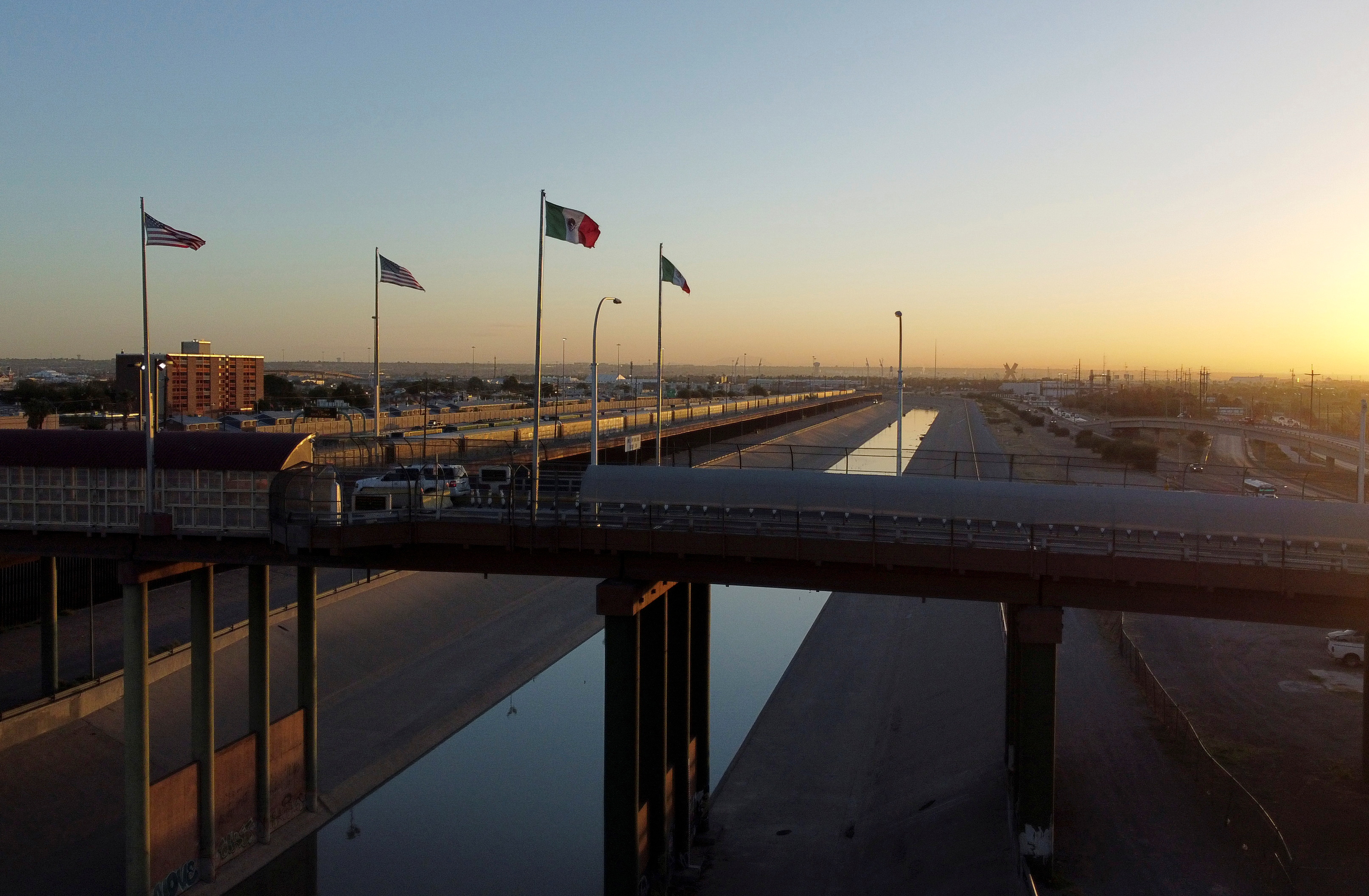 Une vue générale montre le pont frontalier international de Lerdo Stanton après que le département américain de la Sécurité intérieure a annoncé la réouverture prochaine de sa frontière en novembre via des ports d'entrée terrestres pour les personnes vaccinées contre la maladie à coronavirus (COVID-19) avec des vaccins autorisés par l'Organisation mondiale de la santé. (OMS), à Ciudad Juarez, Mexique, le 13 octobre 2021. Photo prise avec un drone.  REUTERS/José Luis Gonzalez