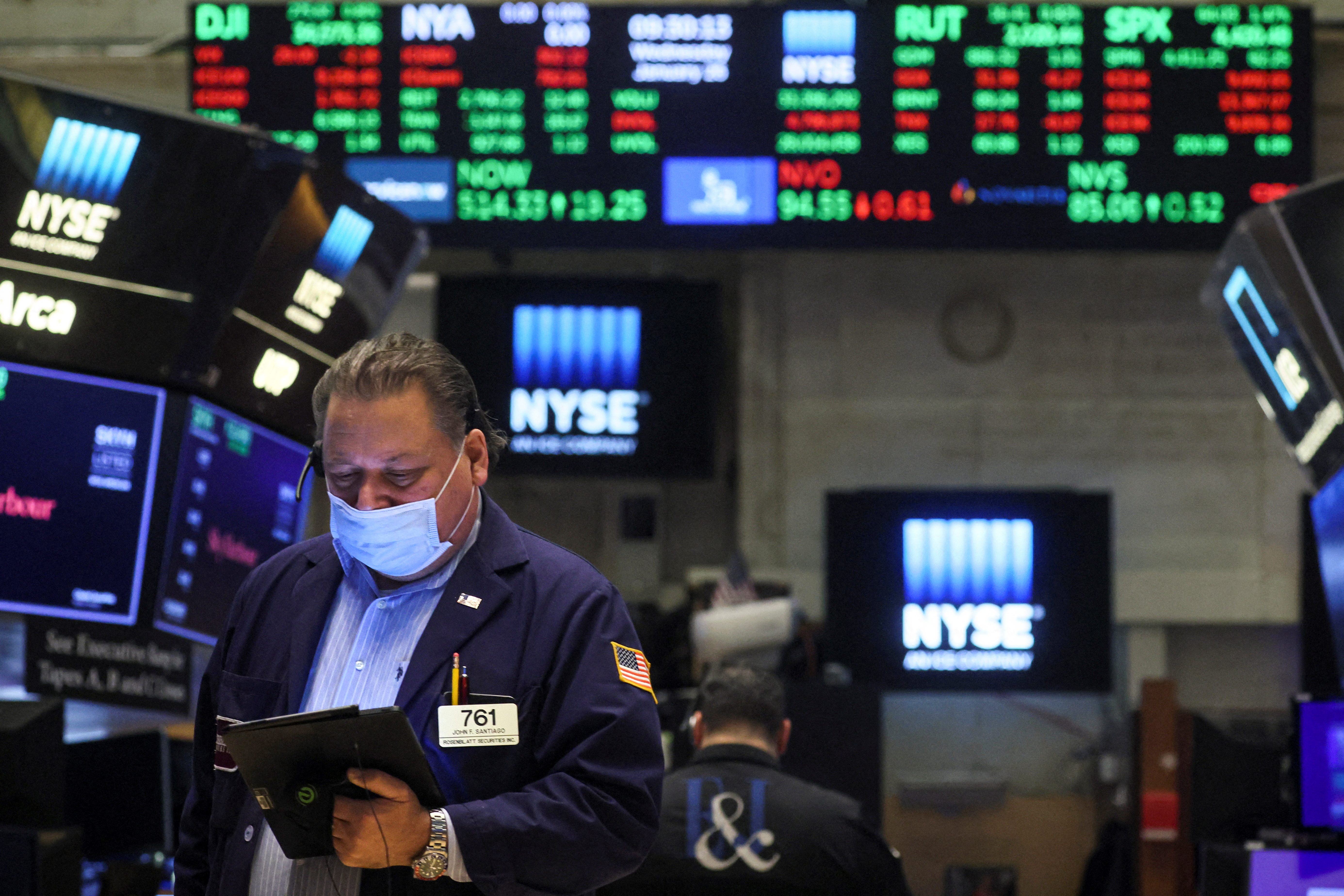 Трейдеры работают в зале Нью-Йоркской фондовой биржи (NYSE) в Нью-Йорке, США, 26 января 2022 г. REUTERS/Brendan McDermid