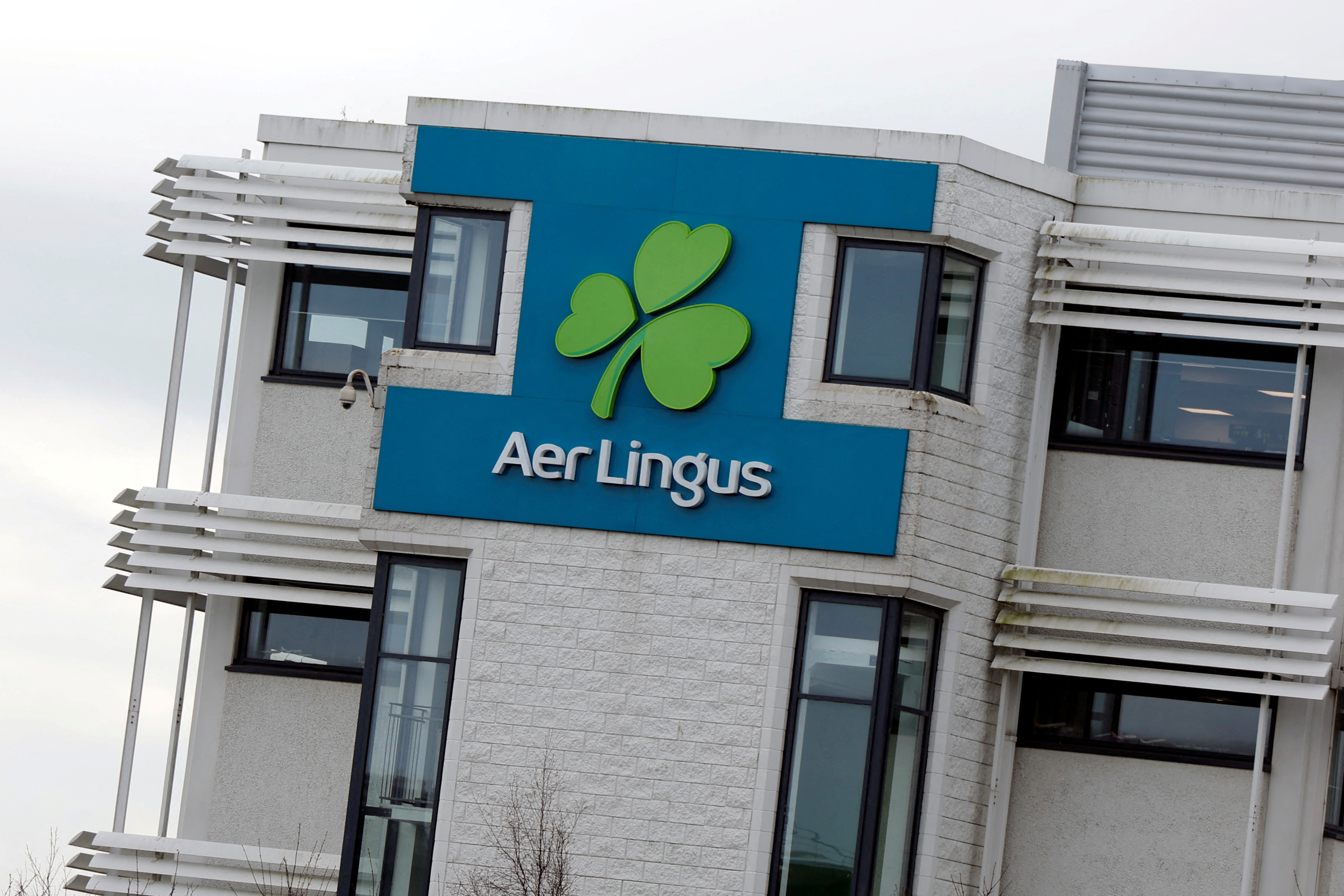 Aer Lingus Posts €34 Million Half-Year Loss and Plans Up to 500 Job Cuts in Major Restructuring