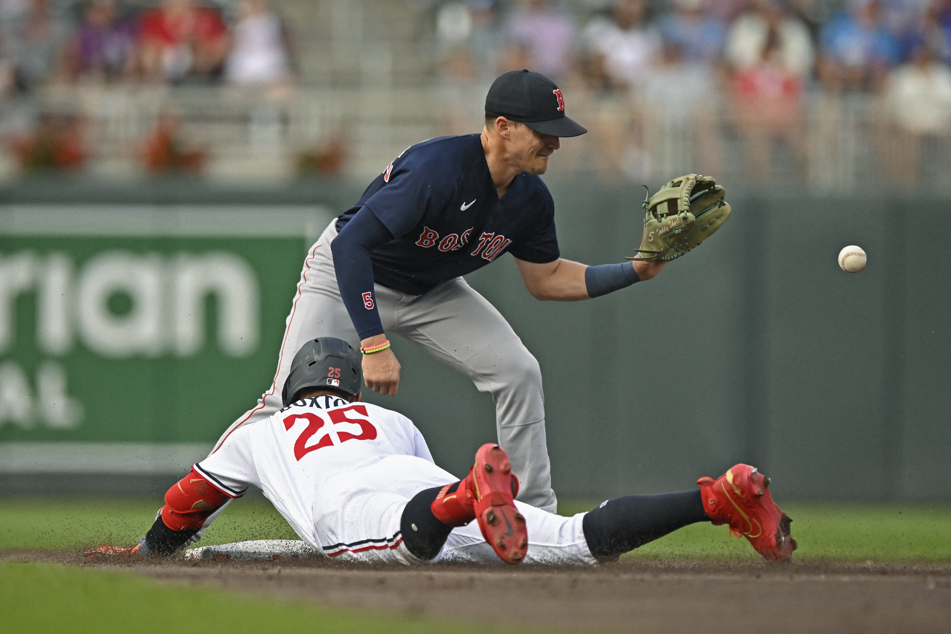 Devers extends hit streak to 8, Red Sox beat Indians