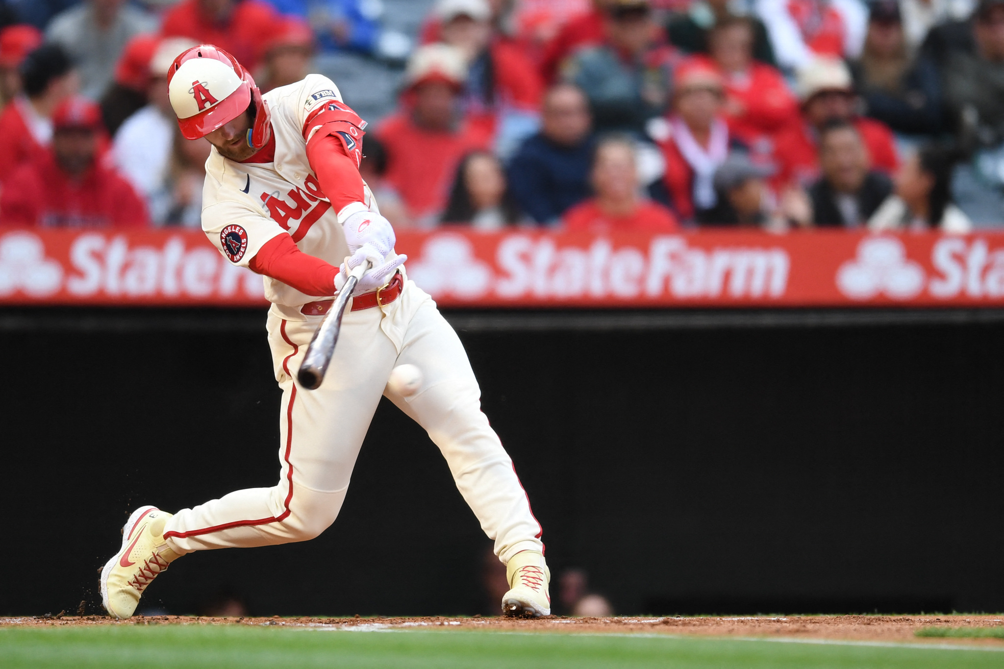 Marlins pile up 16 hits in victory over Angels