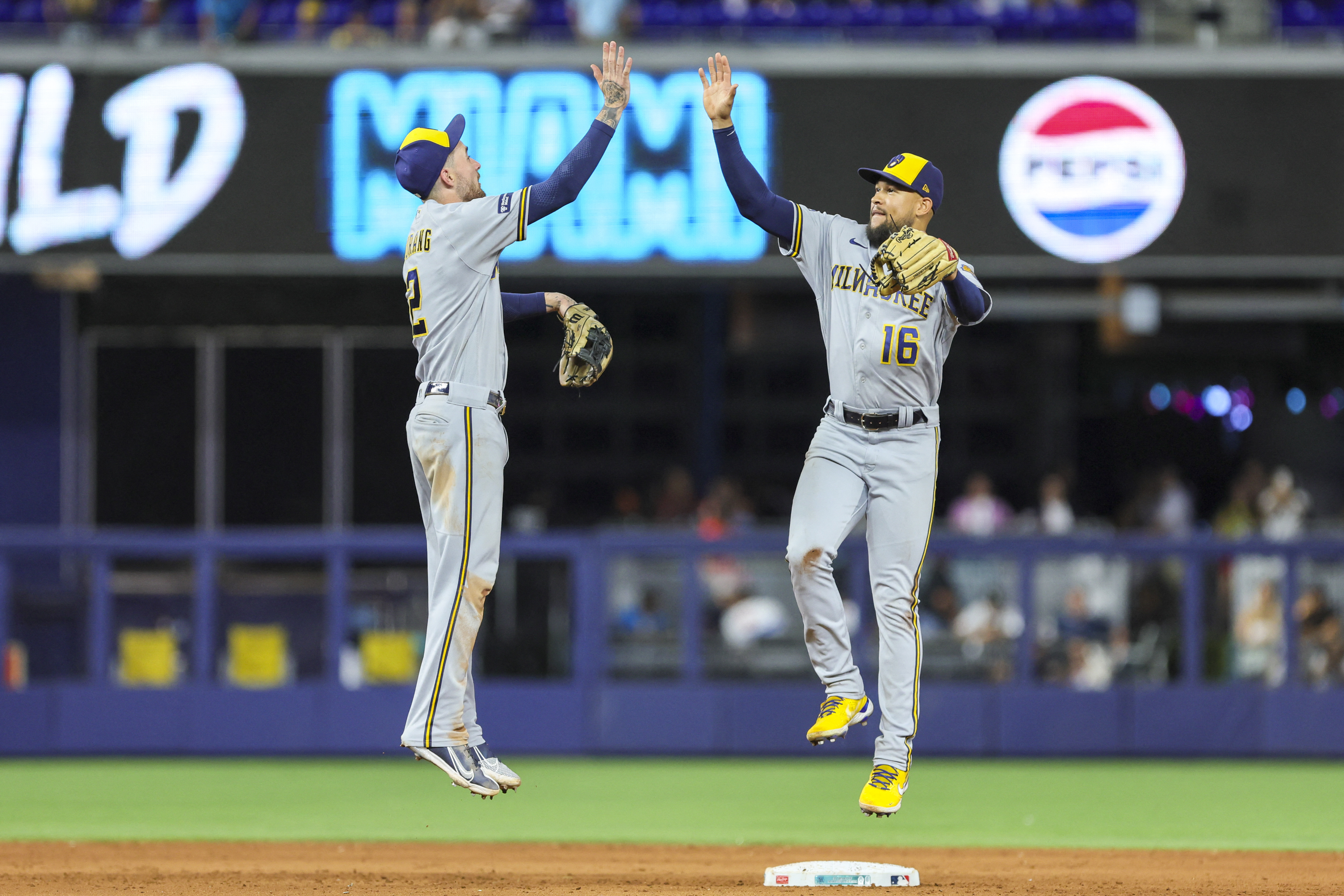 Brewers score 12 runs in one inning, crush Marlins 16-1