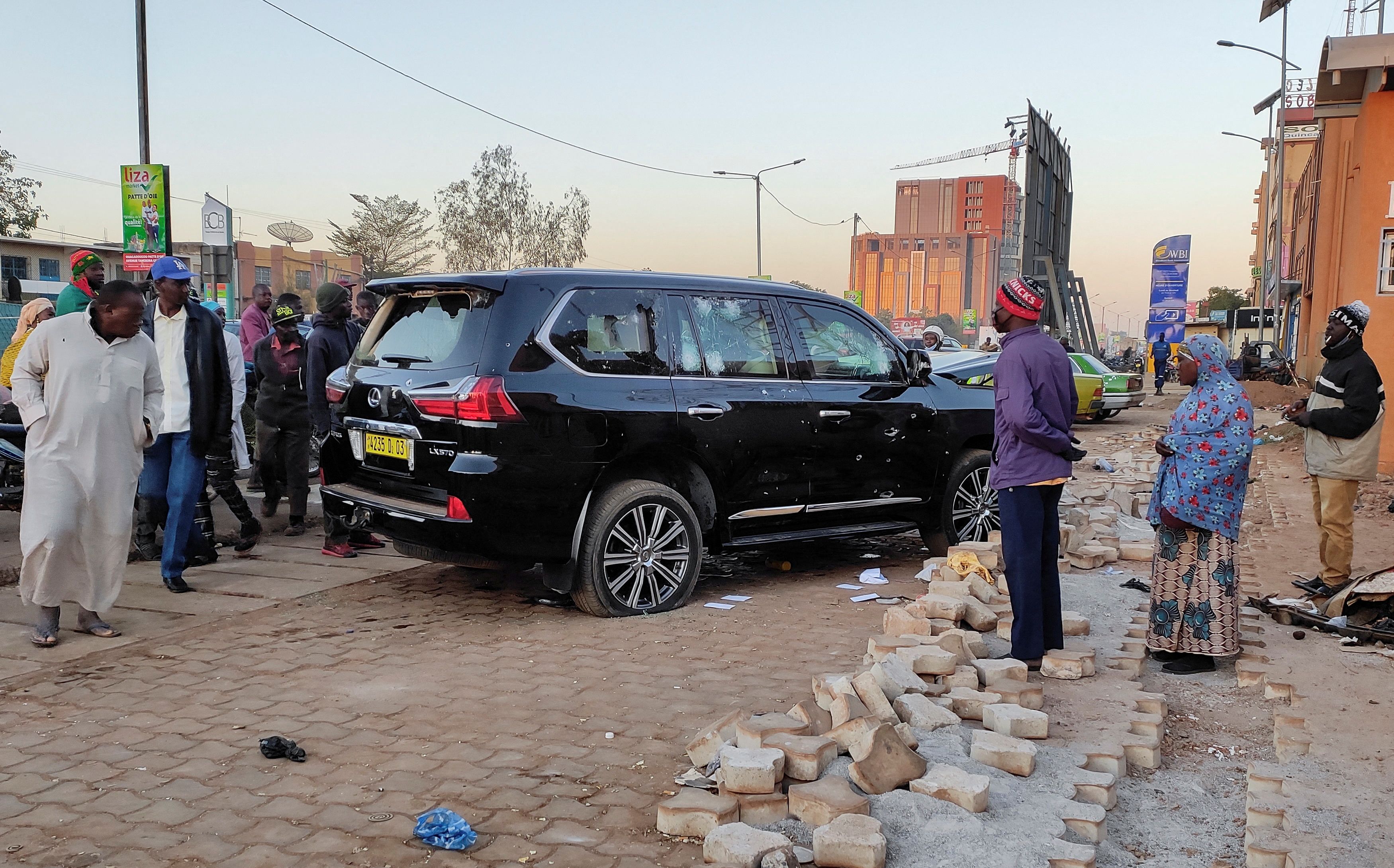 Golyólyukak láthatók egy autóban, amely az elnökséghez tartozik, miután heves lövöldözések történtek Roch Kabore elnök rezidenciája közelében Ouagadougou-ban, Burkina Fasóban 24. január 2022-én. REUTERS/Thiam Ndiaga