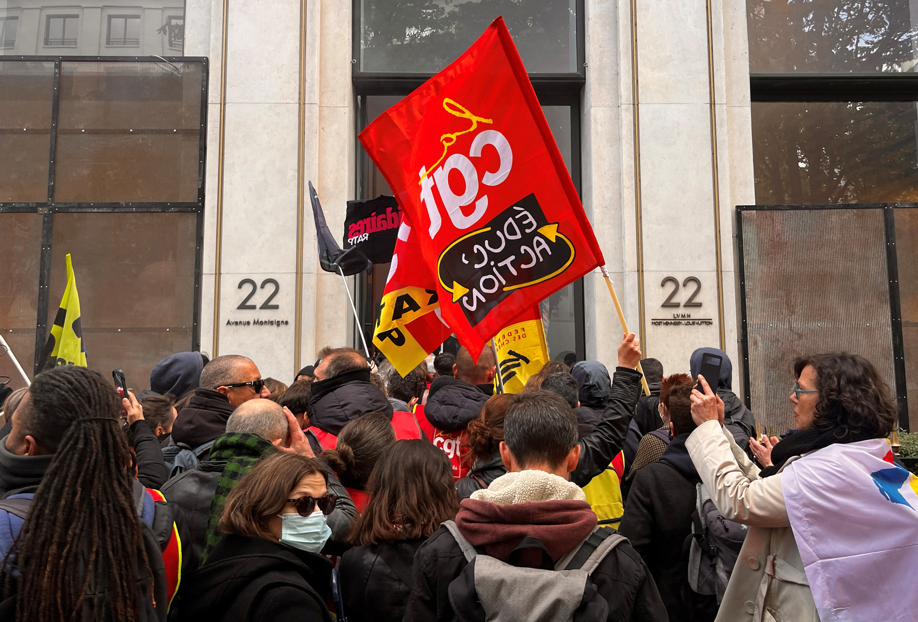 Pensions: demonstrators storm in LVMH headquarters in Paris