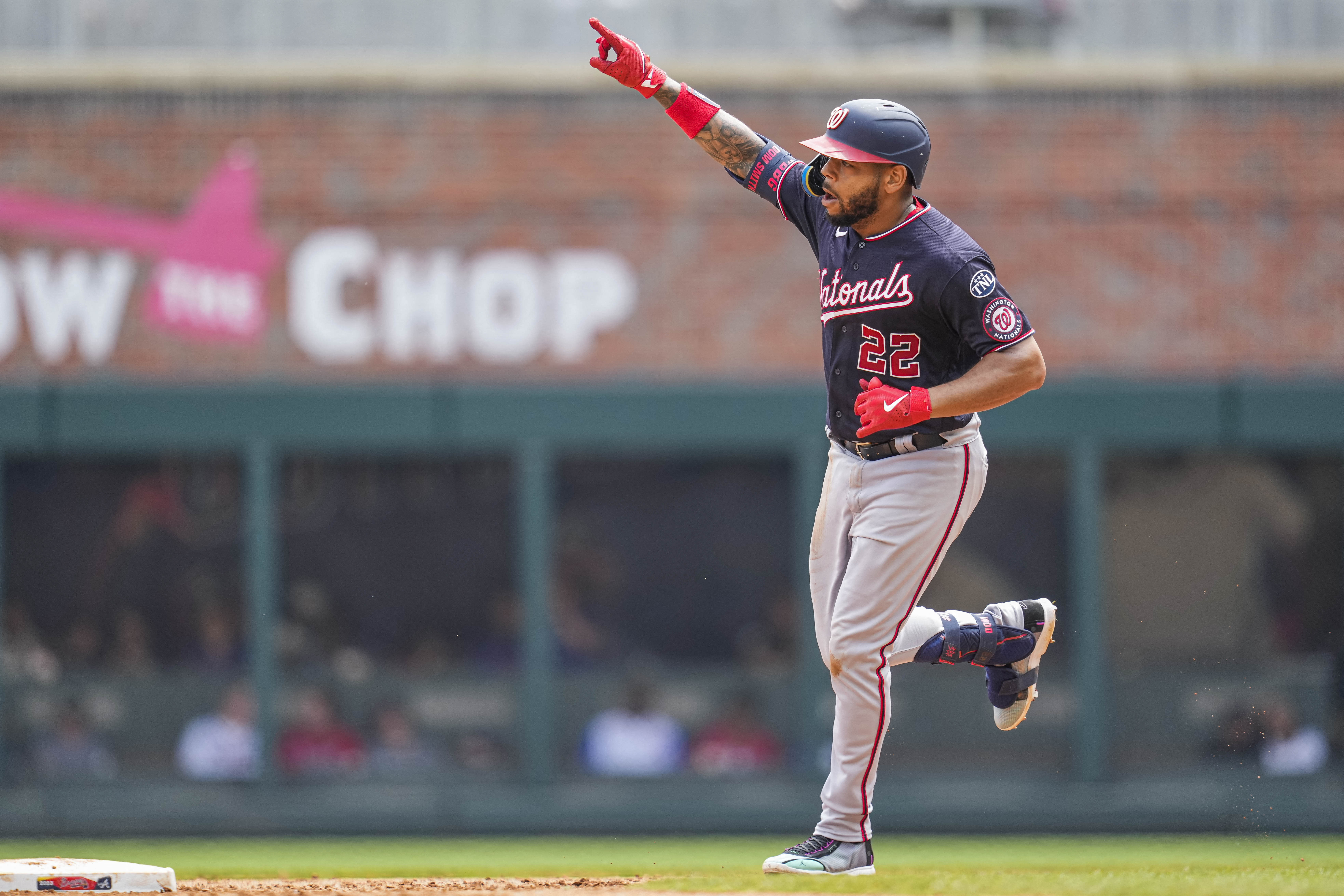 Dominic Smith blasts 444-foot homer 