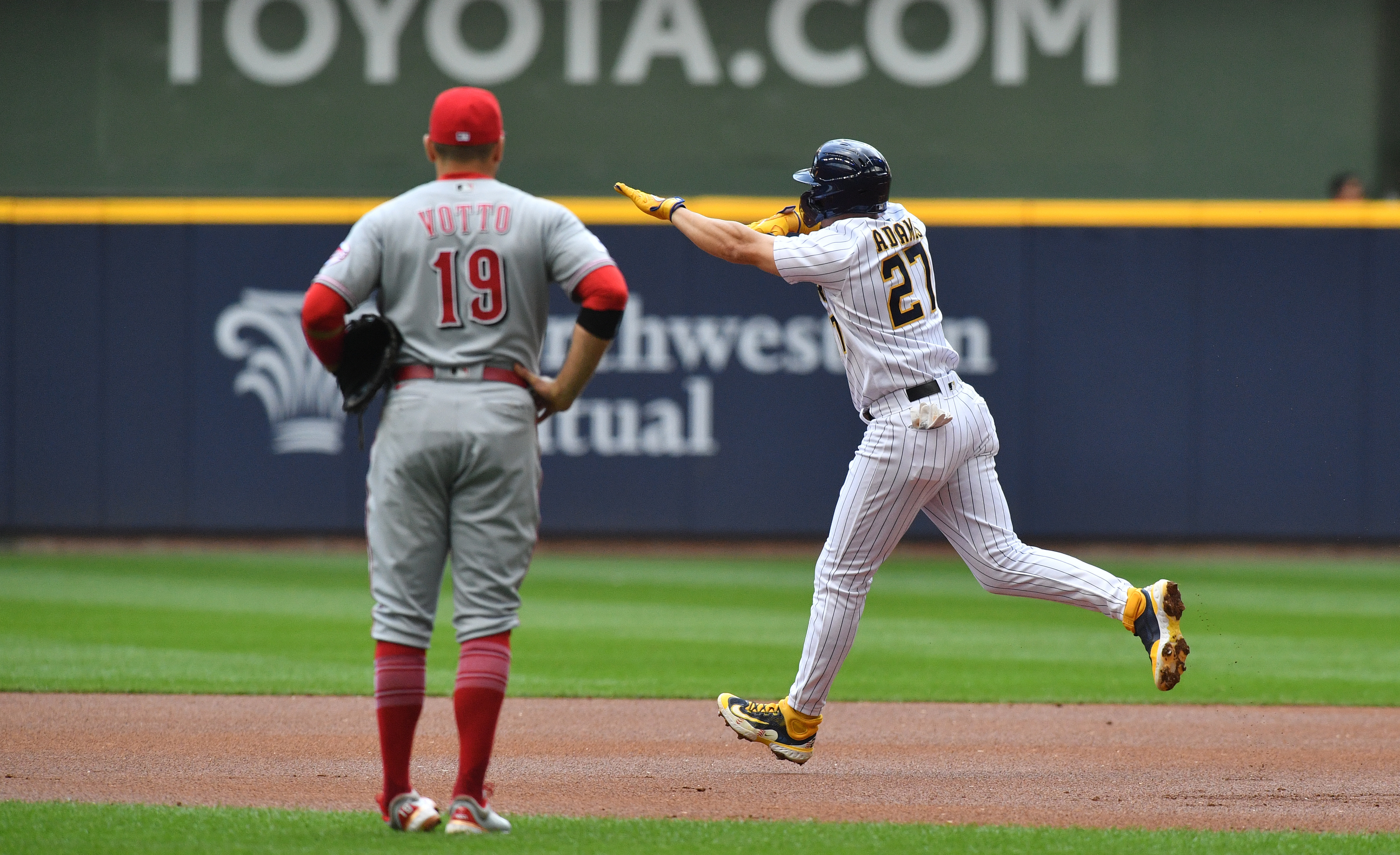 MILWAUKEE, WI - JULY 25: Cincinnati Reds Infielder Elly De La Cruz (44)  gets into position during a MLB game between the Milwaukee Brewers and  Cincinnati Reds on July 25, 2023, at