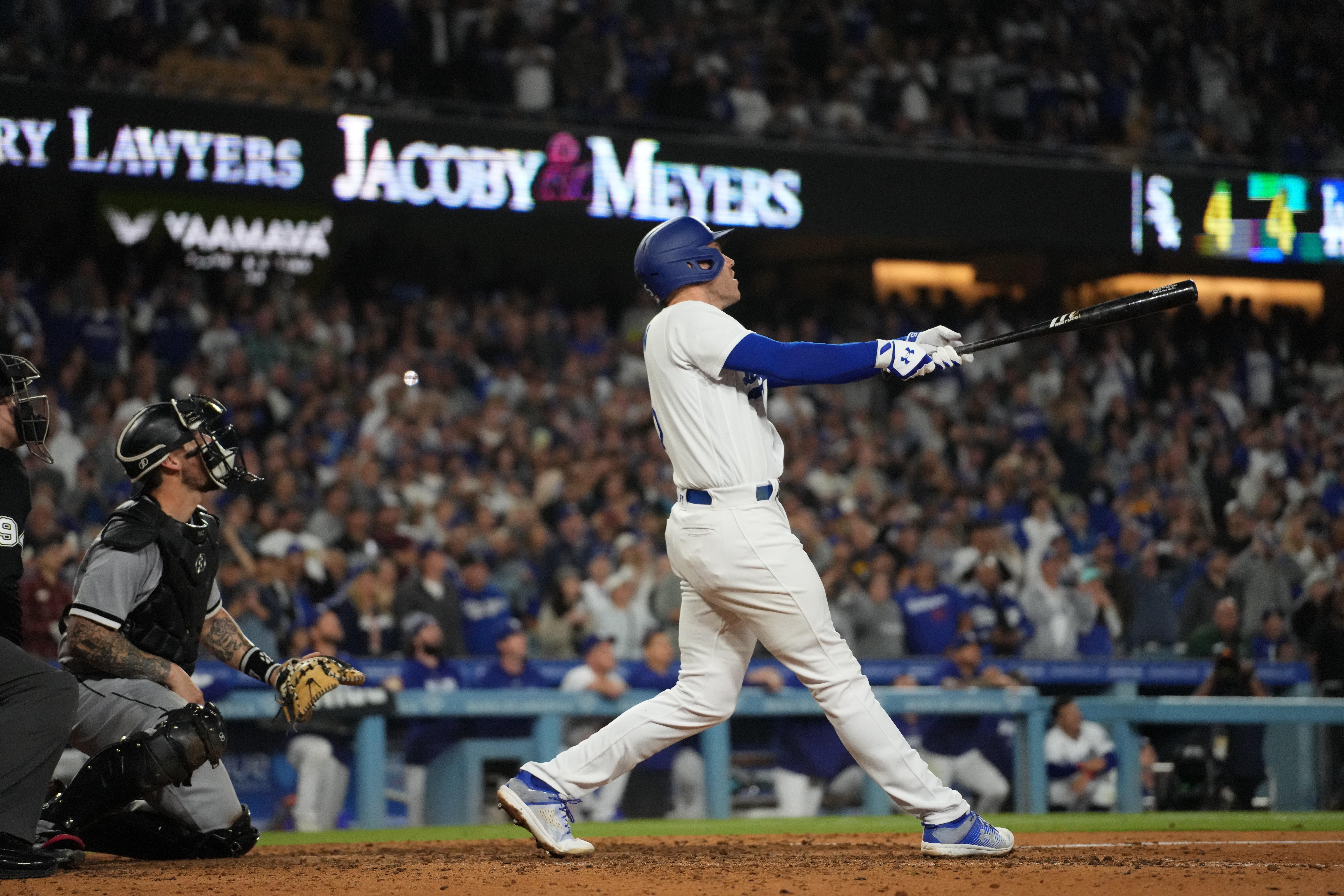 Dodgers clinch series with 11-inning win over White Sox